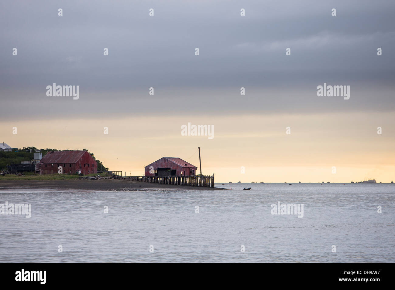 Eine verlassene Sockeye Lachs Cannery und eine verfallene Dock sitzt am Ufer des Flusses Naknek vakant. Bristol Bay in Alaska Stockfoto