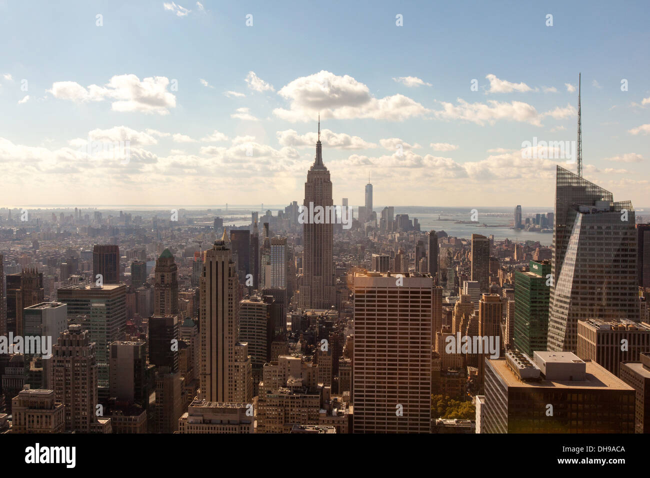 Blick auf das Empire State Building und Manhattan vom Top of the Rock, Rockefeller Center, New York City, Vereinigte Staaten von Amerika Stockfoto