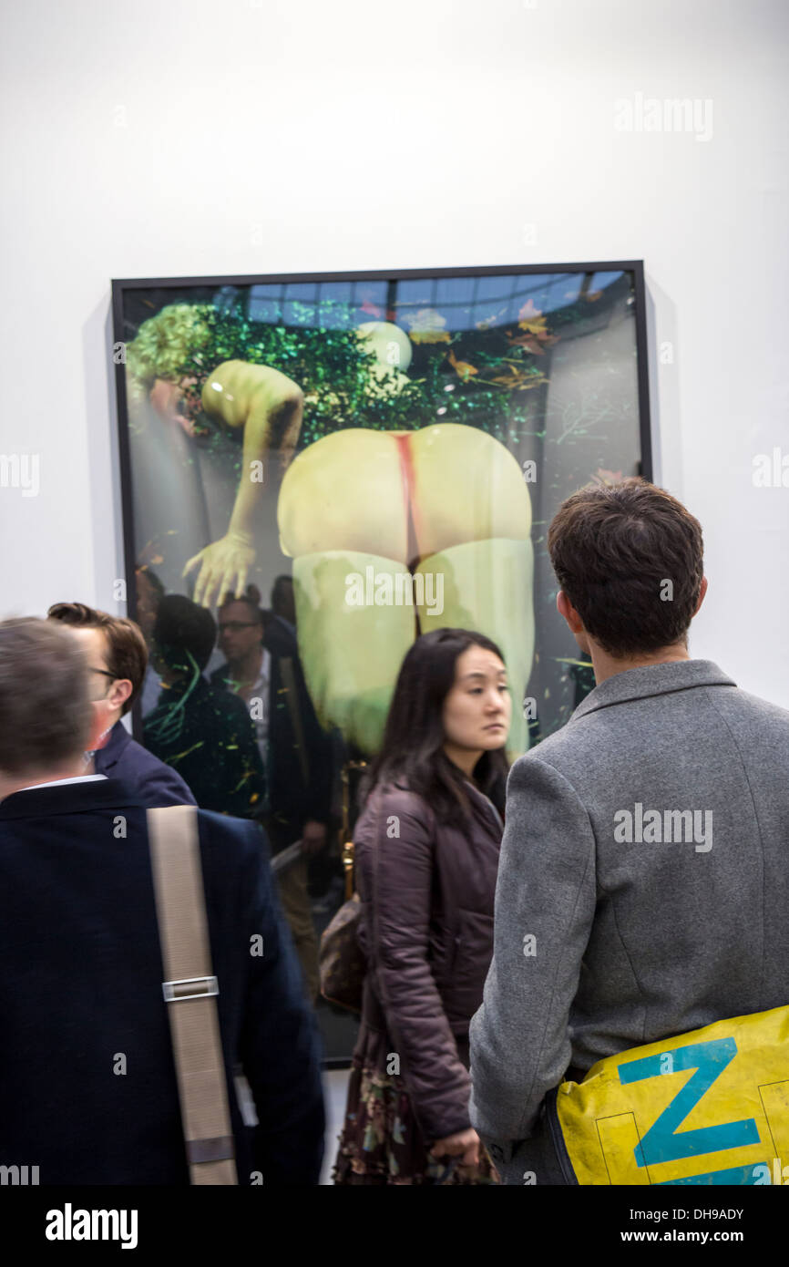 Städtisches Motiv, Mann ein unteres Foto von Cindy Sherman bei der Fiac 2013 (Messe für zeitgenössische Kunst) mit Blick auf le Grand Palais in Paris Stockfoto
