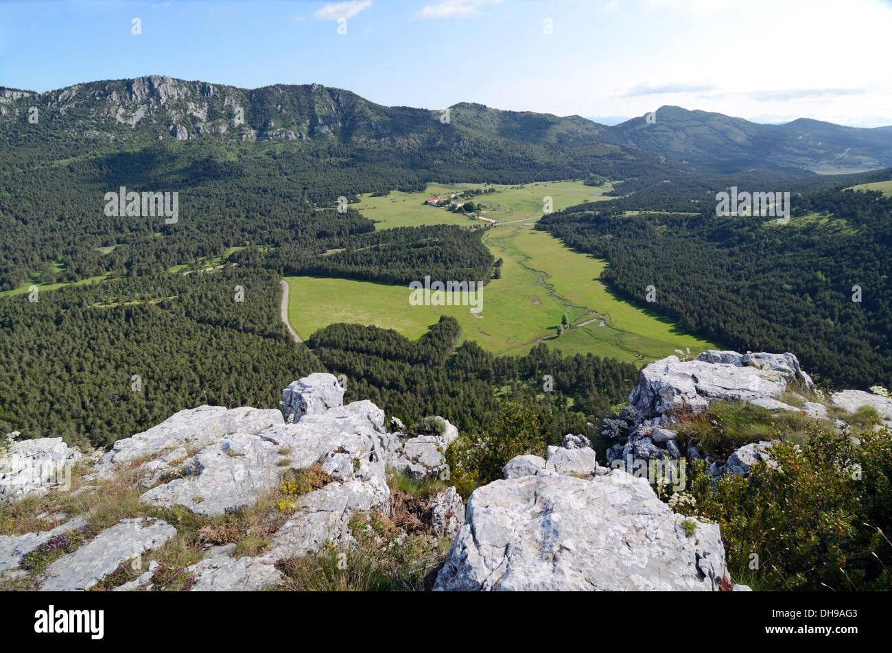 Blick vom Castellas de Thorenc über Loup Tal niedriger Alpen Alpes-Maritimes Frankreich Stockfoto