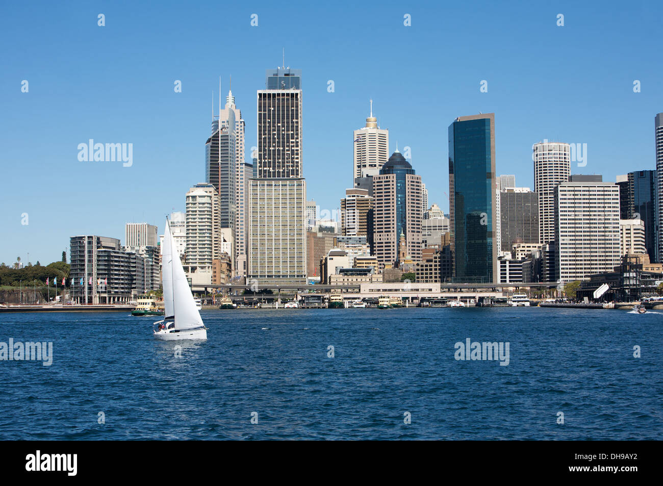 Blick auf Sydney mit Skyline im Hintergrund und Boot im Wasser in Australien Stockfoto
