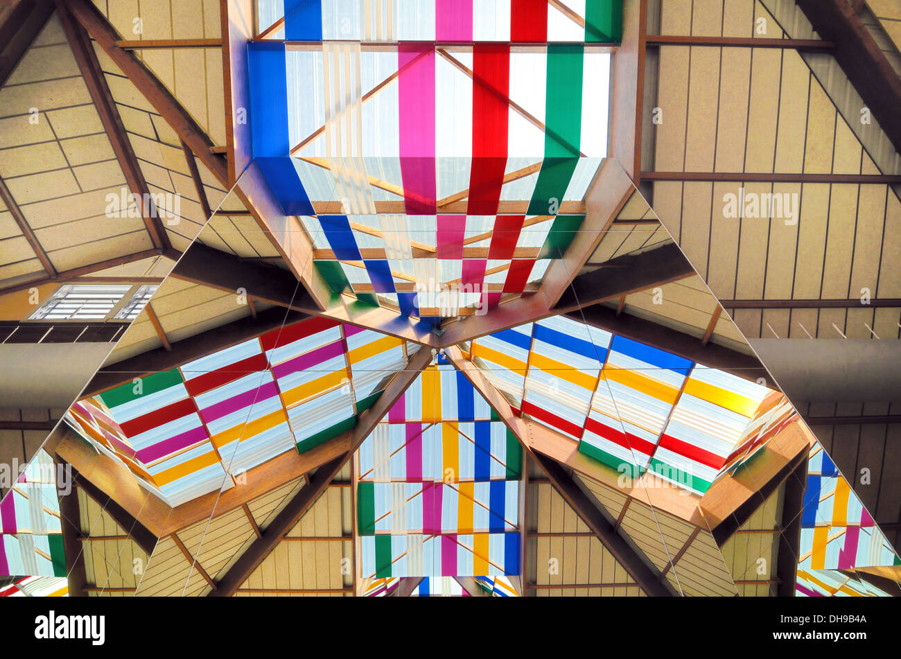 Buntglas Fenstern und Dachluken der Pyramide Kunst Installation von Daniel Buren Istres Bouches-du-Rhône Provence Frankreich Stockfoto