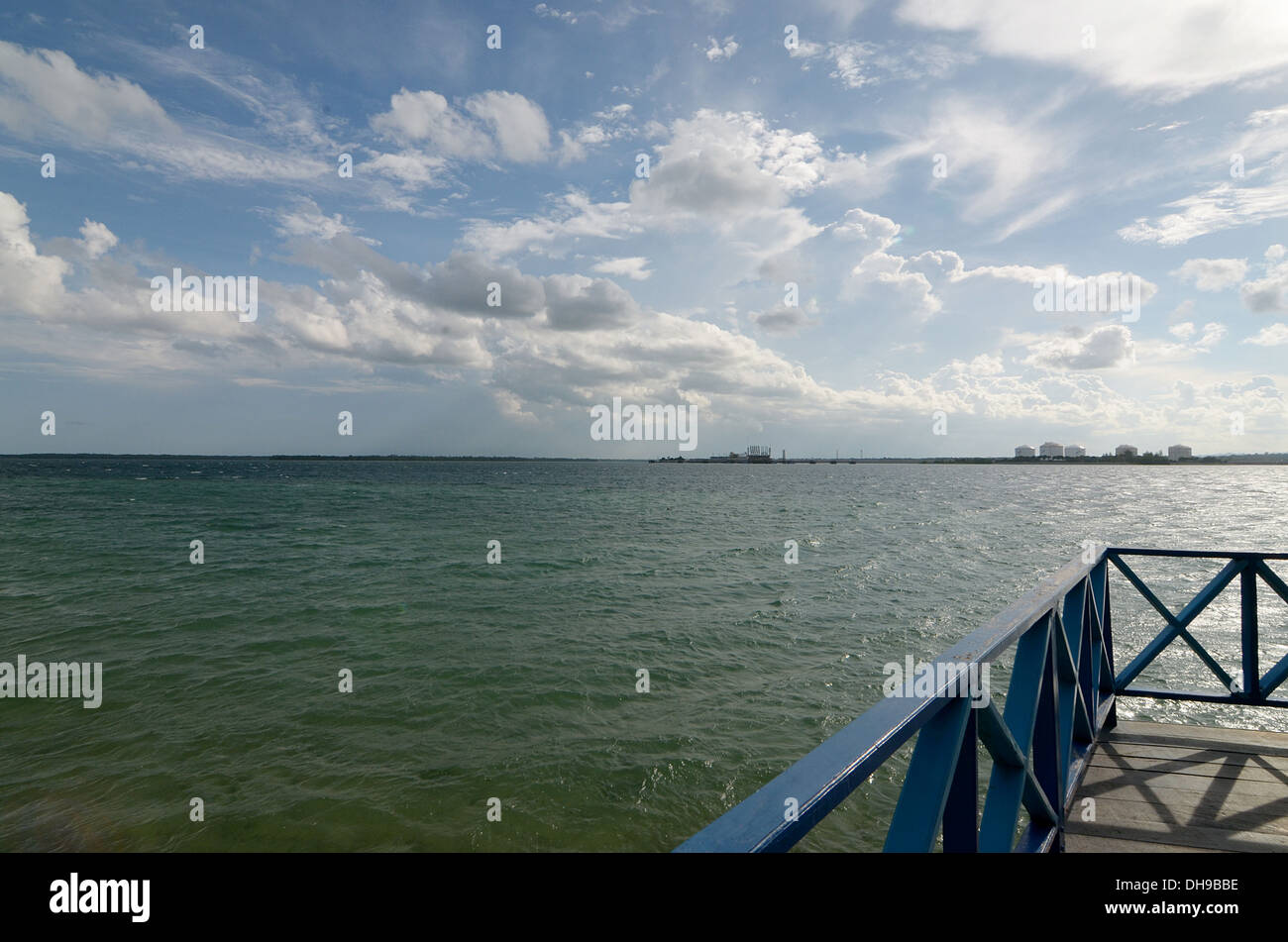 Blauer Himmel mit Cumulus am Hafen am Meer Stockfoto