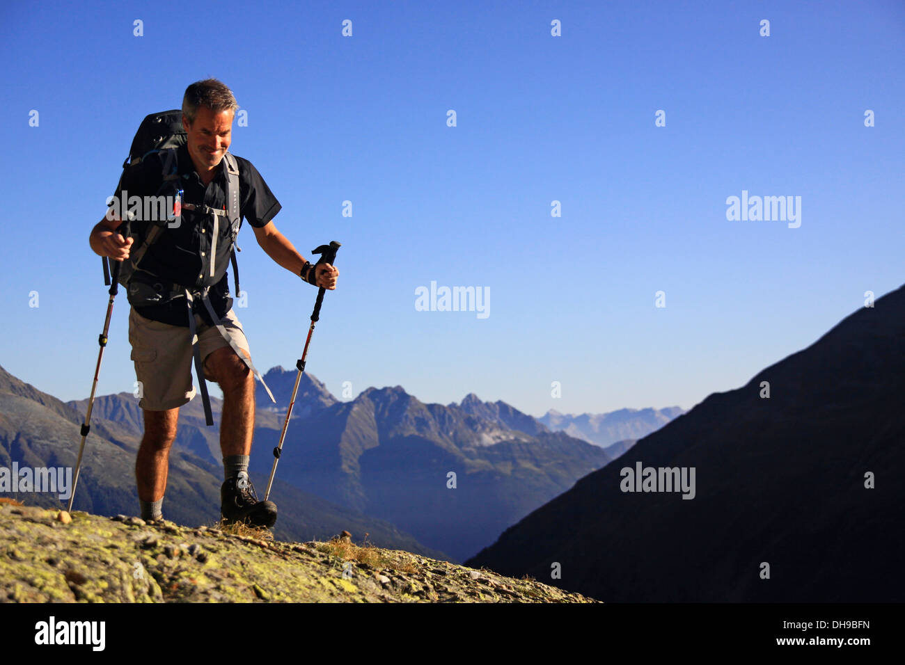 Berg-Wanderer Wandern mit walking-Stöcken in den Bergen der Stubaital, Stubaier Alpen, Tirol, Österreich Stockfoto