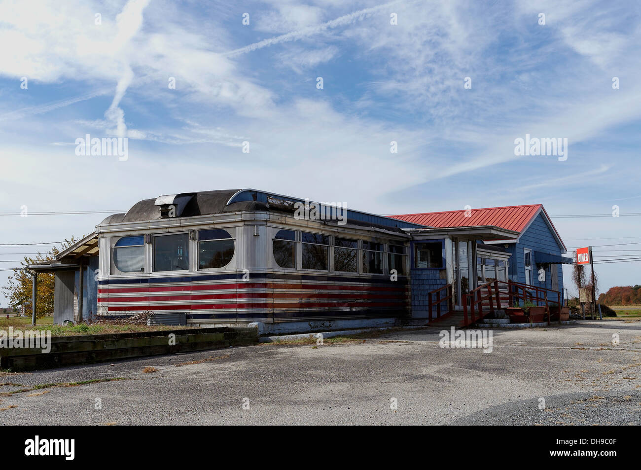 Verlassene Restaurant-Art am Straßenrand mit „Eisenbahnwagen“. Die Hersteller begannen damit, schiffbare, bahnähnliche „Speisewagen“ zu bauen, die die Menschen zu „Dinern“ gekürzt hatten Stockfoto