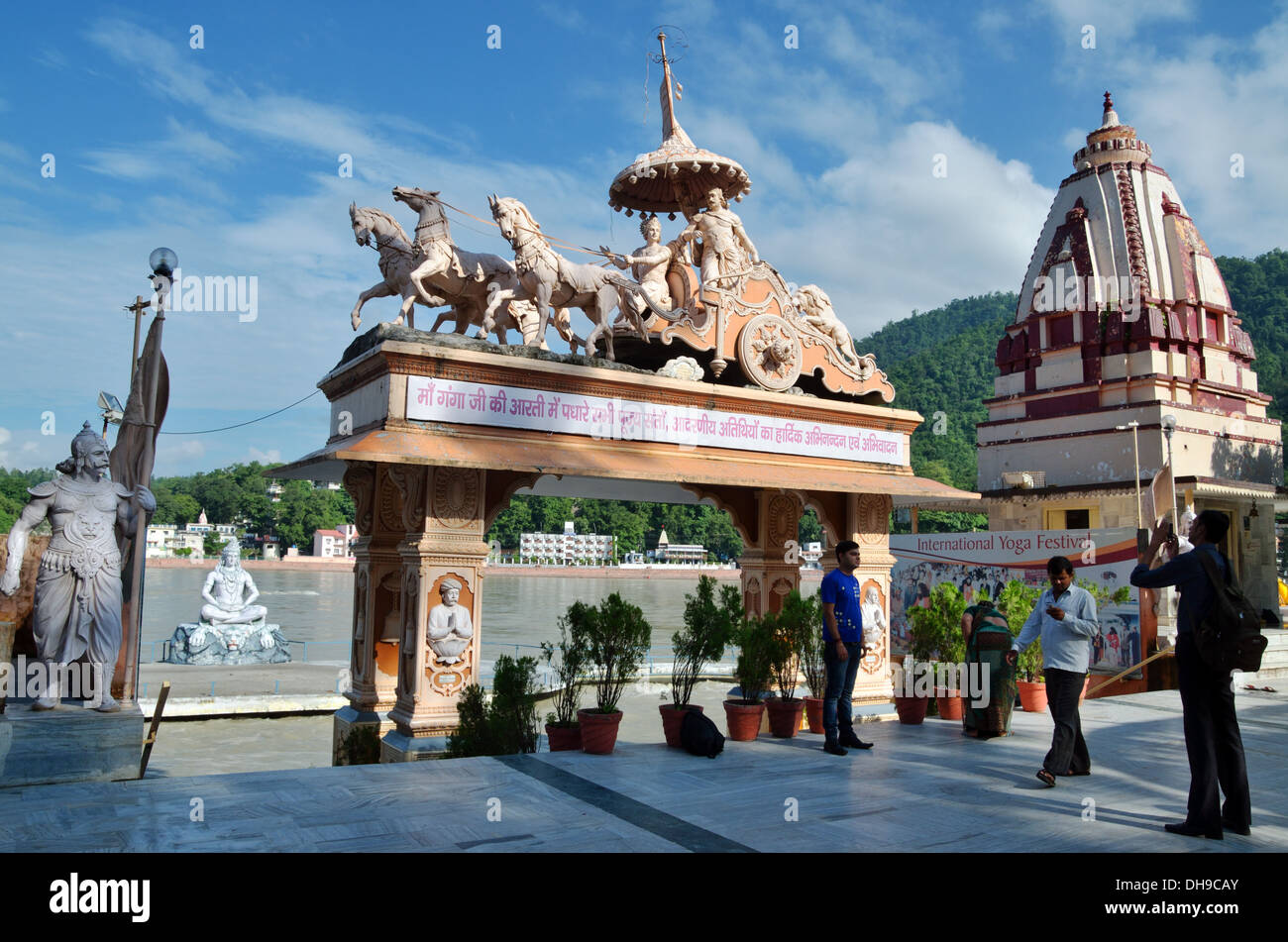 Paramarth Parmarth Niketan Ashram, Krishna und Arjuna in Wagen und Shiva Statuen ...