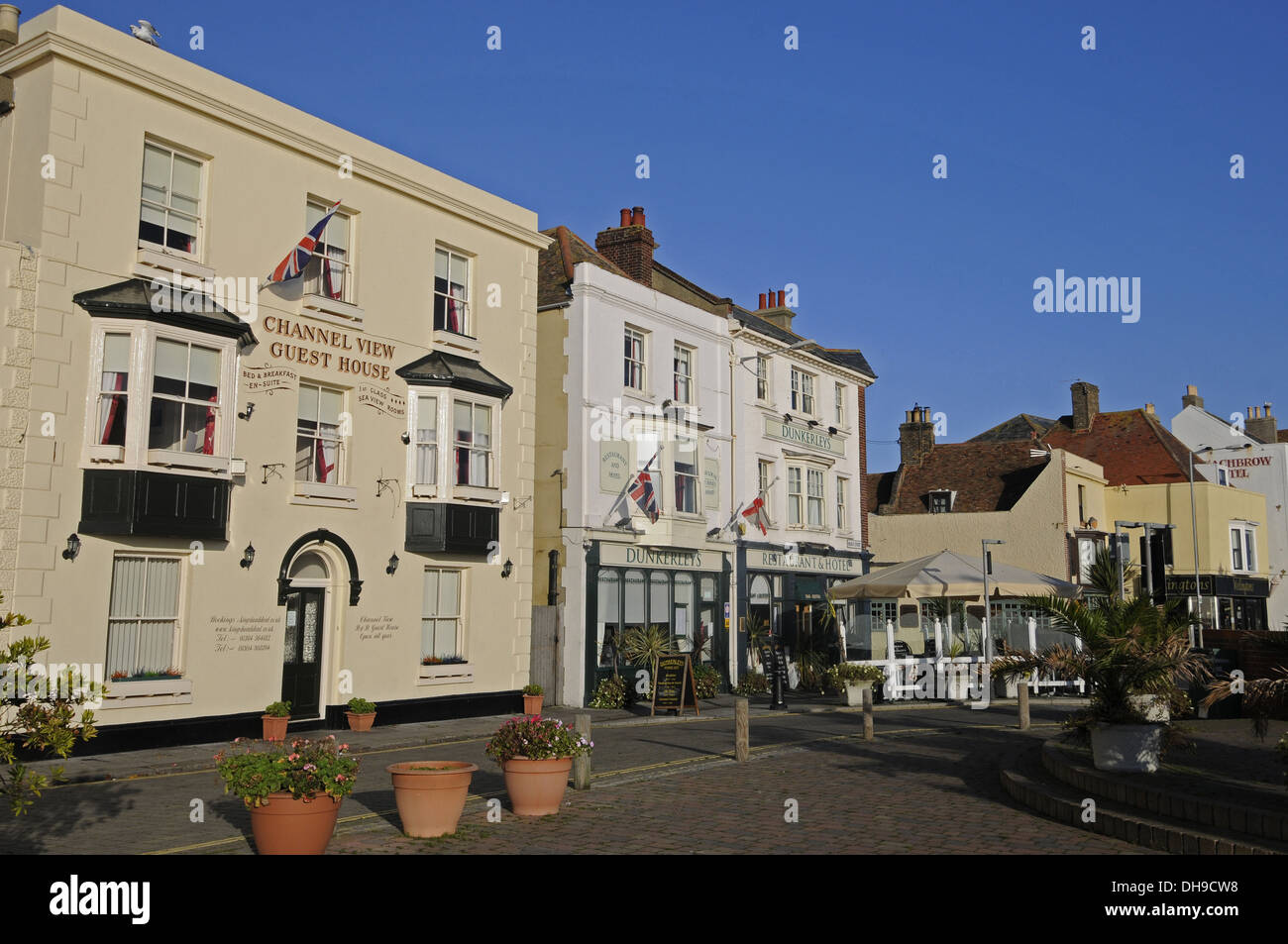 Restaurants und Hotels am Strand Street Deal Kent England Stockfoto