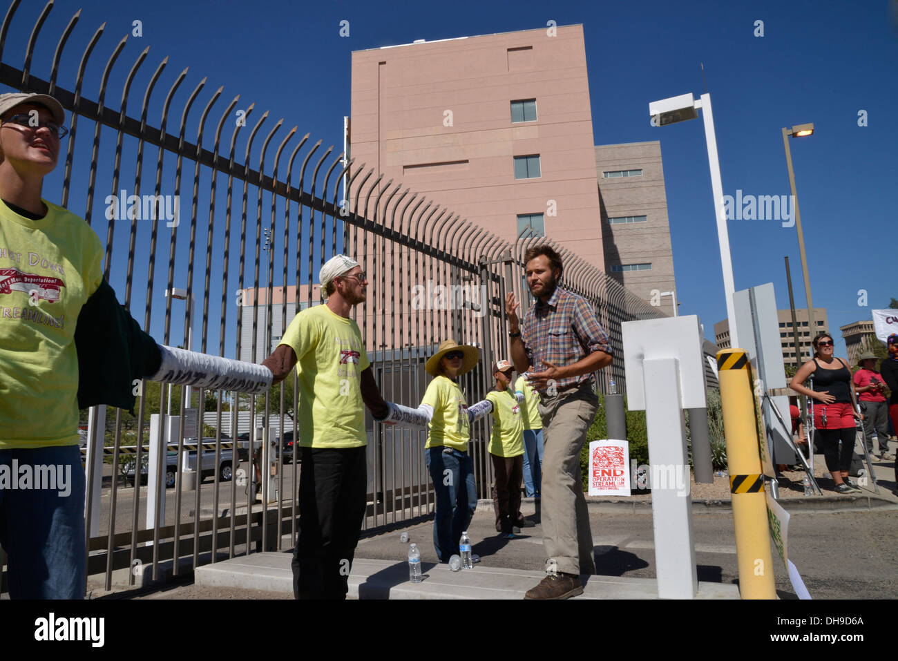 Demonstranten blockieren den Eingang zum Bundesgericht im Protest der Betrieb rationalisieren in Tucson, Arizona, USA. Stockfoto