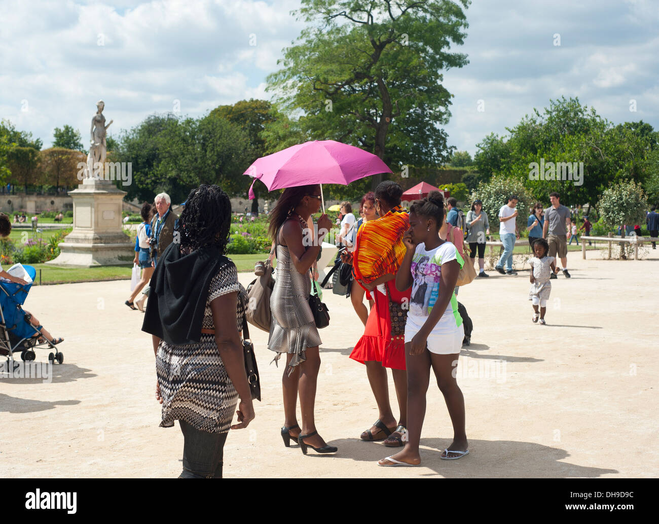 Paris, Frankreich - afrikanische Touristen im Jardin des Tuileries Stockfoto