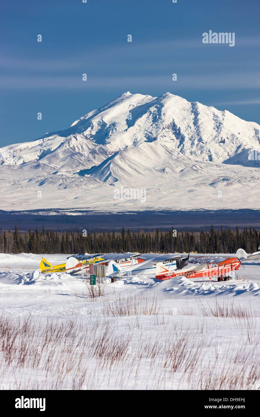 Schnee bedeckt die Flügel der kleinen Flugzeuge am Flughafen Glenallen gefesselt. An der Ost-Mount-Trommel. Alaska Stockfoto