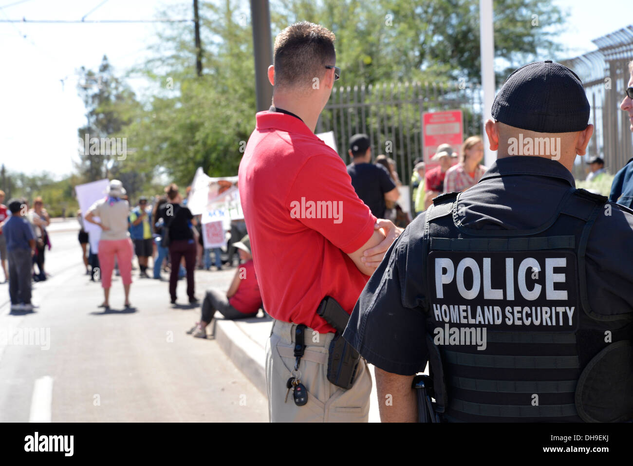 Demonstranten blockieren den Eingang zum Bundesgericht im Protest der Betrieb rationalisieren in Tucson, Arizona, USA. Stockfoto