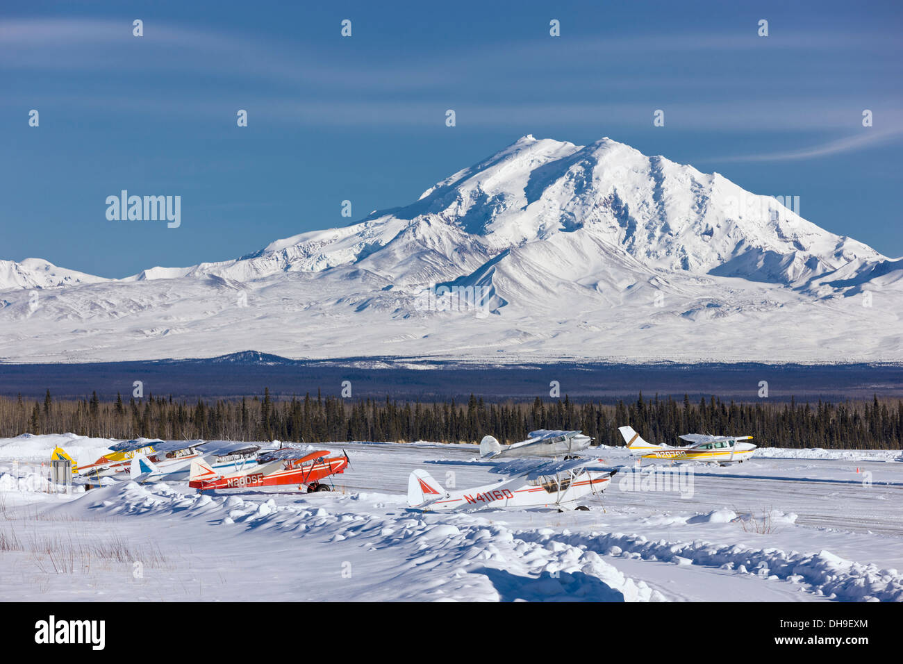 Schnee bedeckt die Flügel der kleinen Flugzeuge am Flughafen Glenallen gefesselt. An der Ost-Mount-Trommel. Alaska Stockfoto