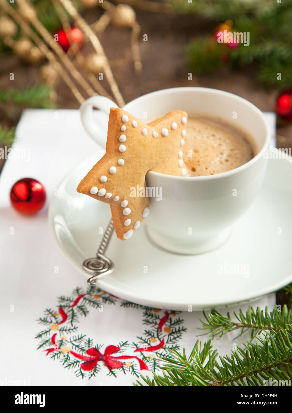 Tasse Kaffee und Weihnachtsgebäck Zucker Stockfoto