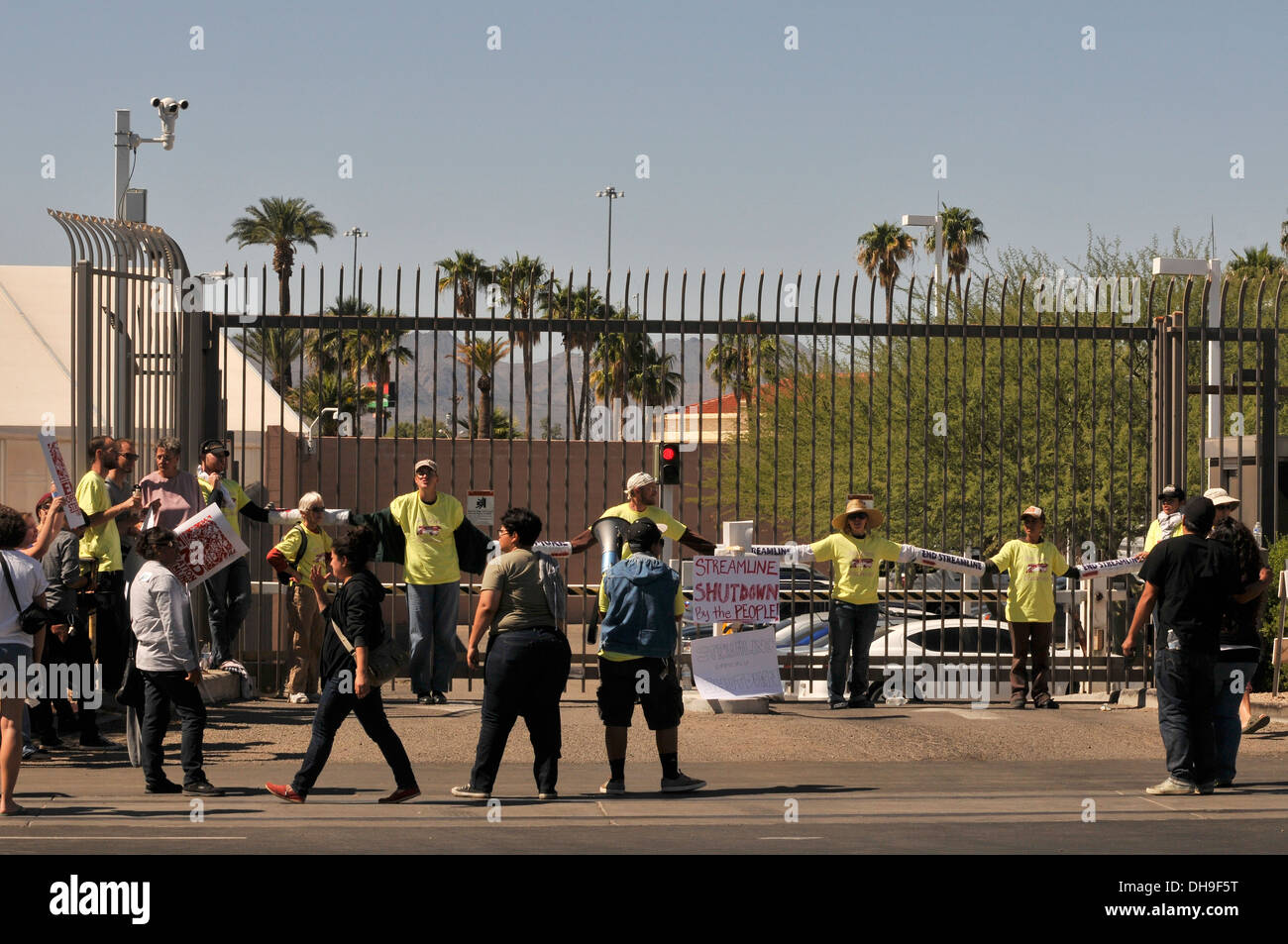 Demonstranten blockieren den Eingang zum Bundesgericht im Protest der Betrieb rationalisieren in Tucson, Arizona, USA. Stockfoto