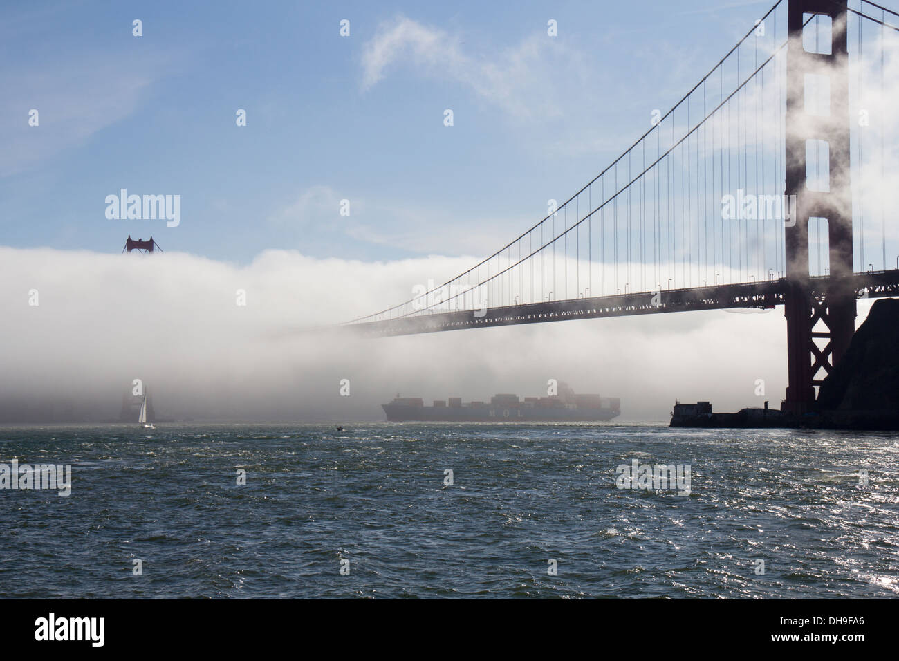 Nebel, Rollen in der Golden Gate Bridge, Blick von Fort Baker, San Francisco, Kalifornien, USA, Nordamerika Stockfoto