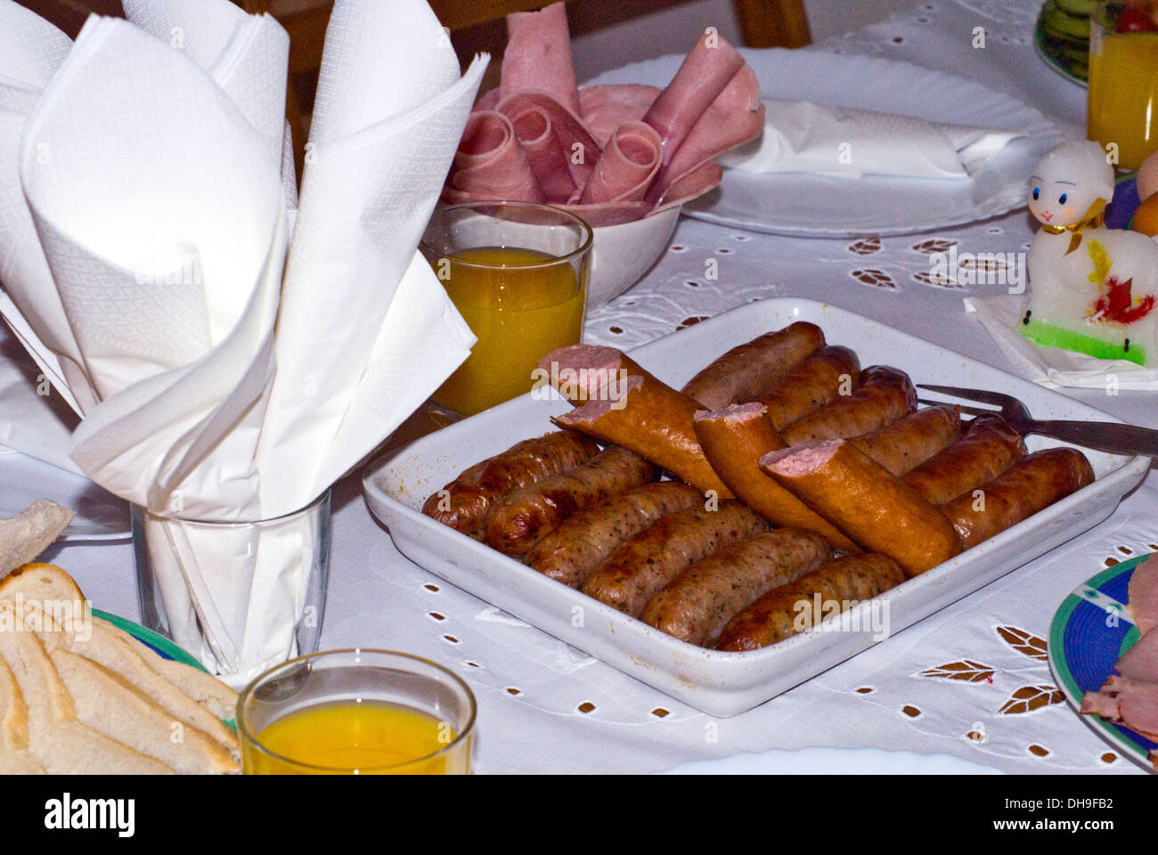 Osterfrühstück am Tisch, Essen, europäisch Stockfoto