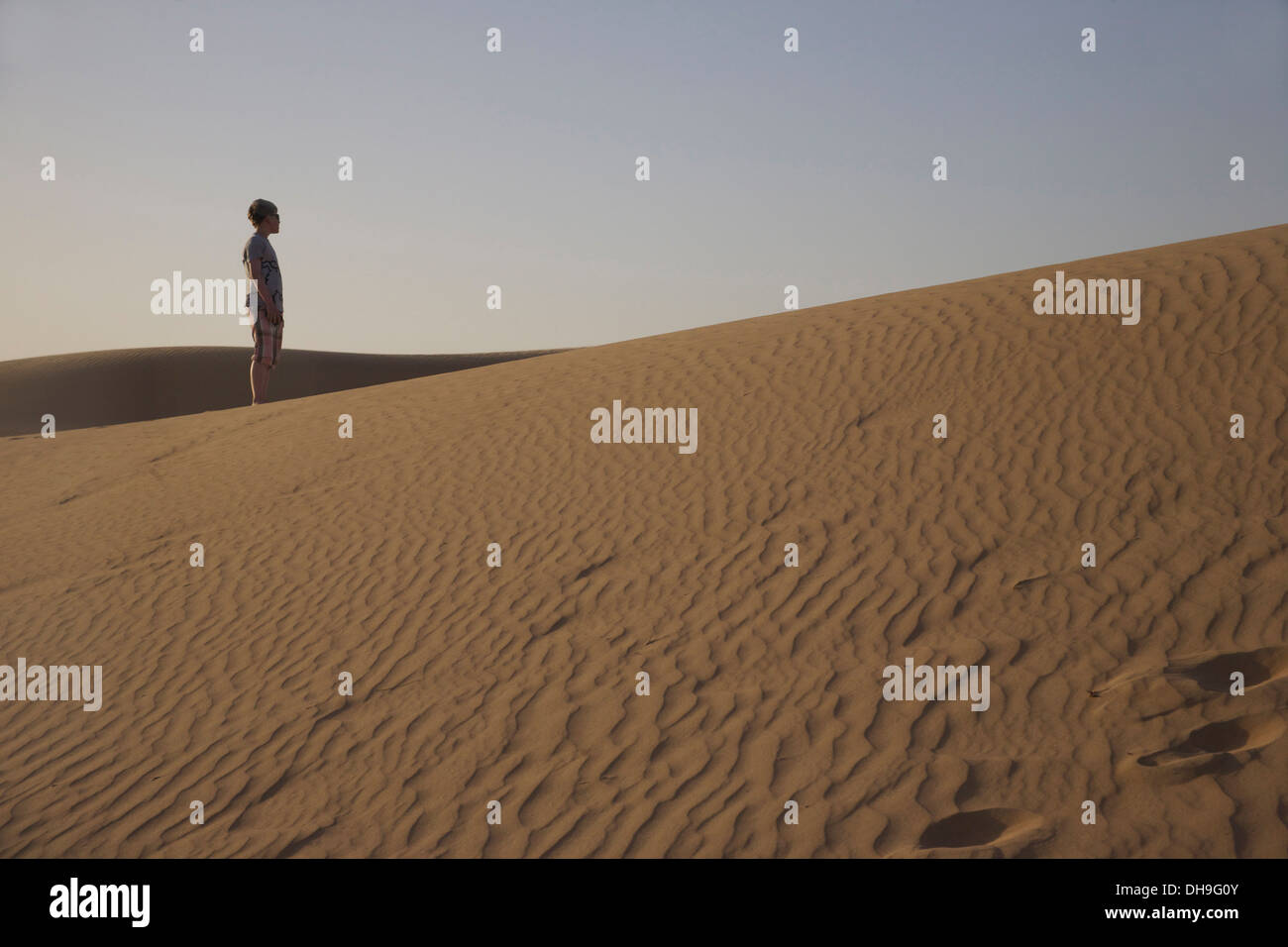Ein Junge aus blickt man auf Liwa Wüste, Abu Dhabi, Vereinigte Arabische Emirate Stockfoto