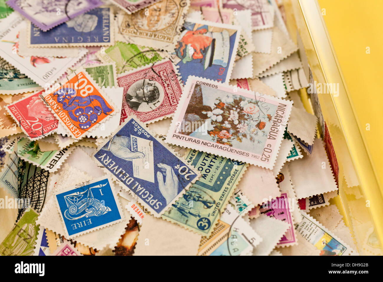 Verwendet Briefmarkensammlung in einem Stapel - USA Stockfoto