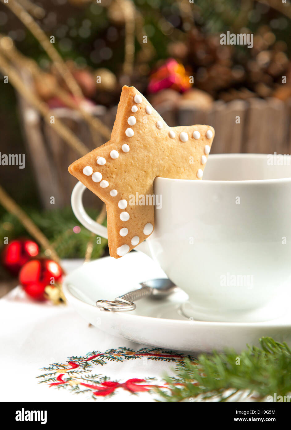 Tasse Kaffee und Weihnachtsgebäck Zucker Stockfoto