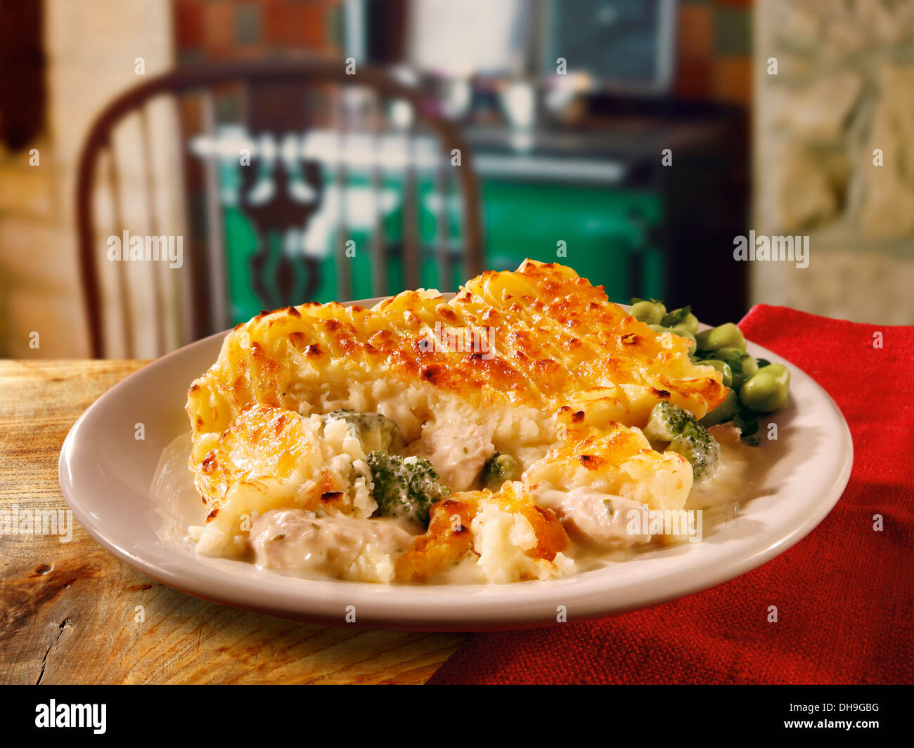 Britische Lebensmittel - Huhn & Brokkoli Kartoffelkuchen Stockfoto