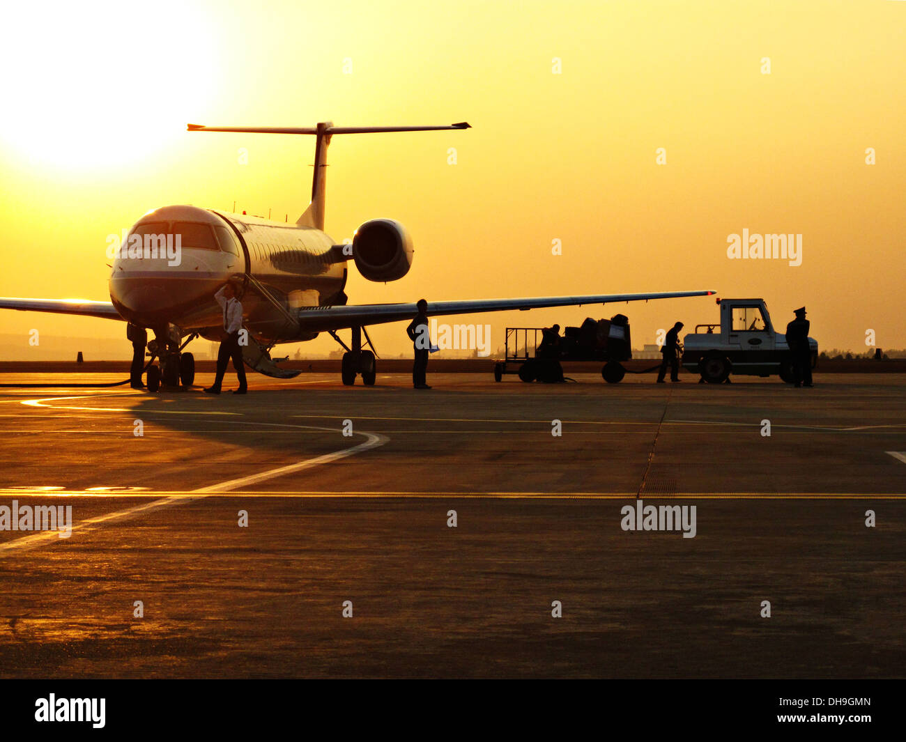 Das Flugzeug parkte während des Sonnenuntergangs auf einem Flughafen in Südchina. Stockfoto