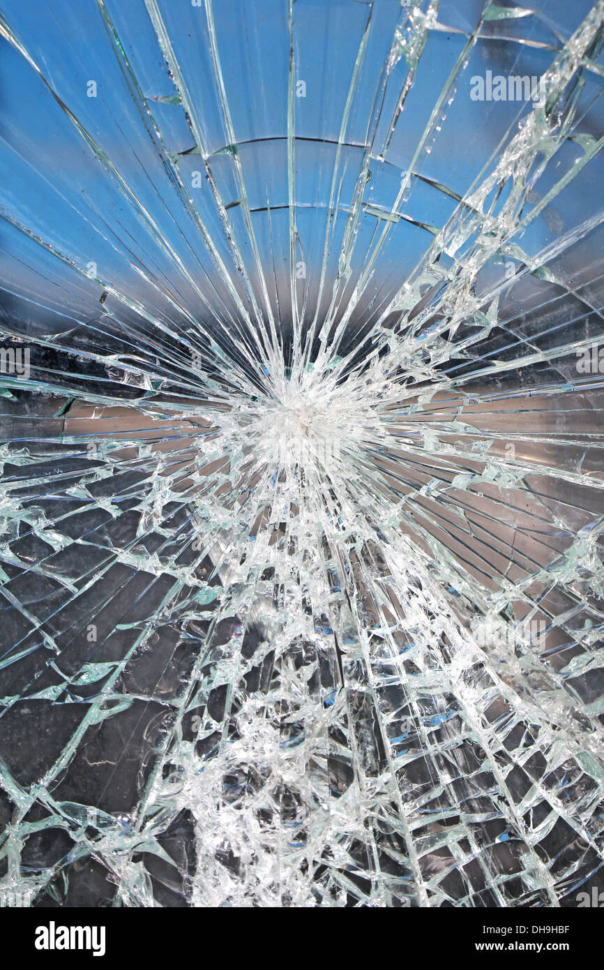 Glas gebrochen Risse Splitter vor dem Busbahnhof Stockfoto