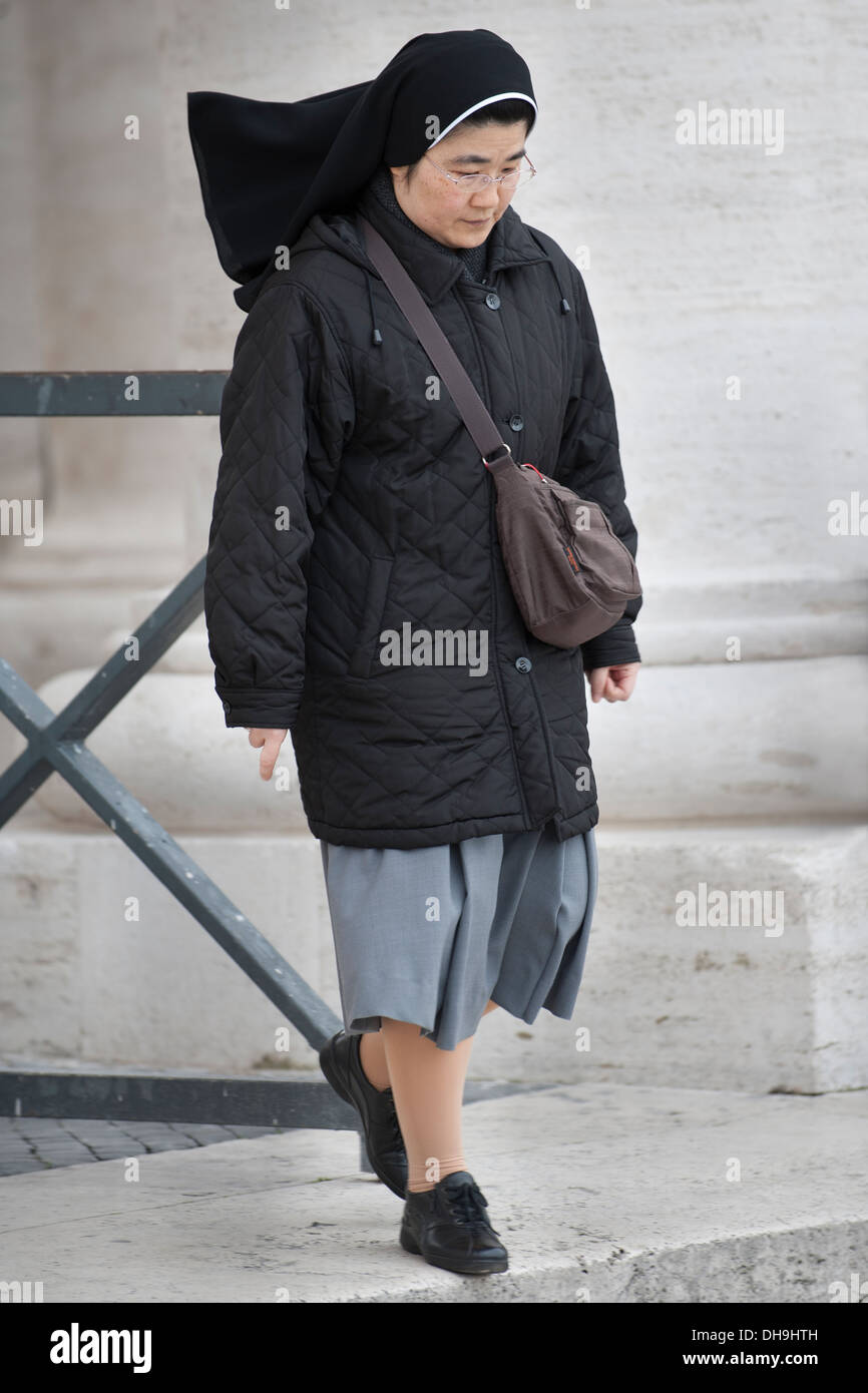 Nonne in dem Petersplatz Stockfoto