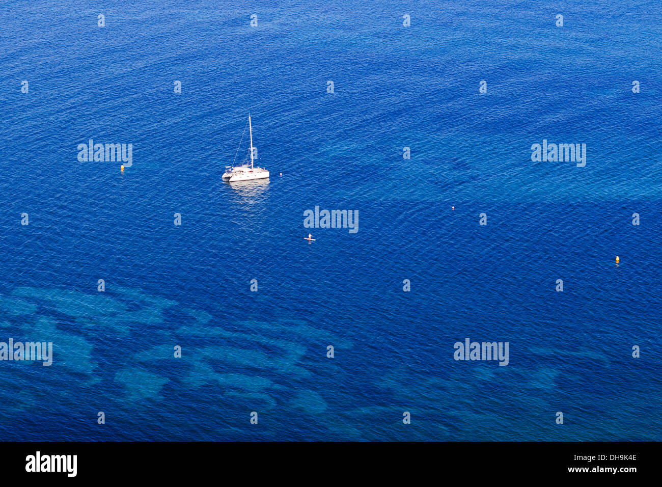 Luftbild auf einsamen Yacht verankert in der Mitte der flachen Bucht mit transparenten sauberes Meerwasser an sonnigen Tag Stockfoto