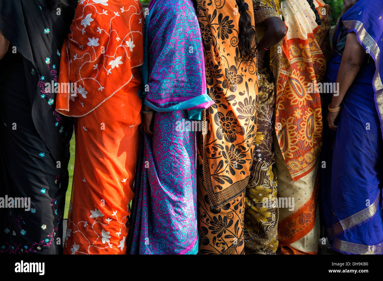 Sonnenlicht auf indische Frauen tragen bunte Sari in einer Warteschlange in Indien Stockfoto