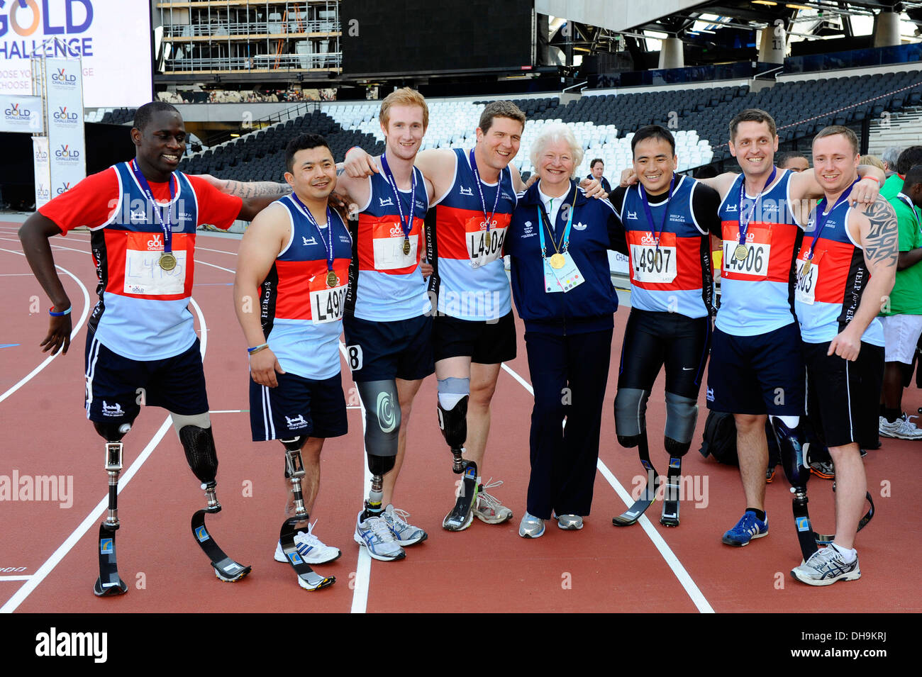 Dame Mary Peters und Mitglieder der britischen Streitkräfte Gold Challenge Olympia Stadion Event statt im Olympic Park in Stratford Stockfoto