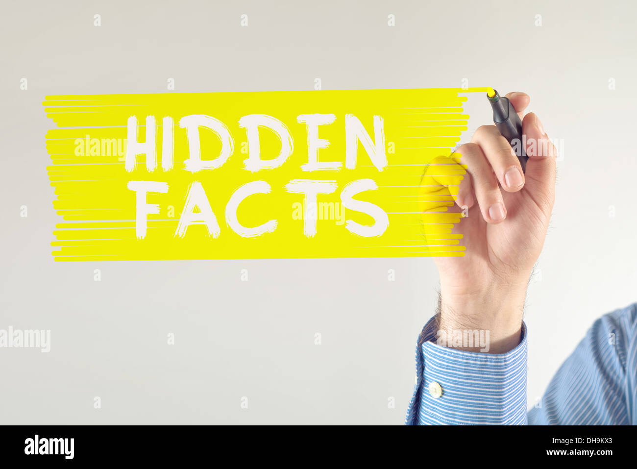 Versteckte Tatsachen Nachricht. Geschäftsmann Hidden Fakten schreiben mit Gelbschale. Stockfoto