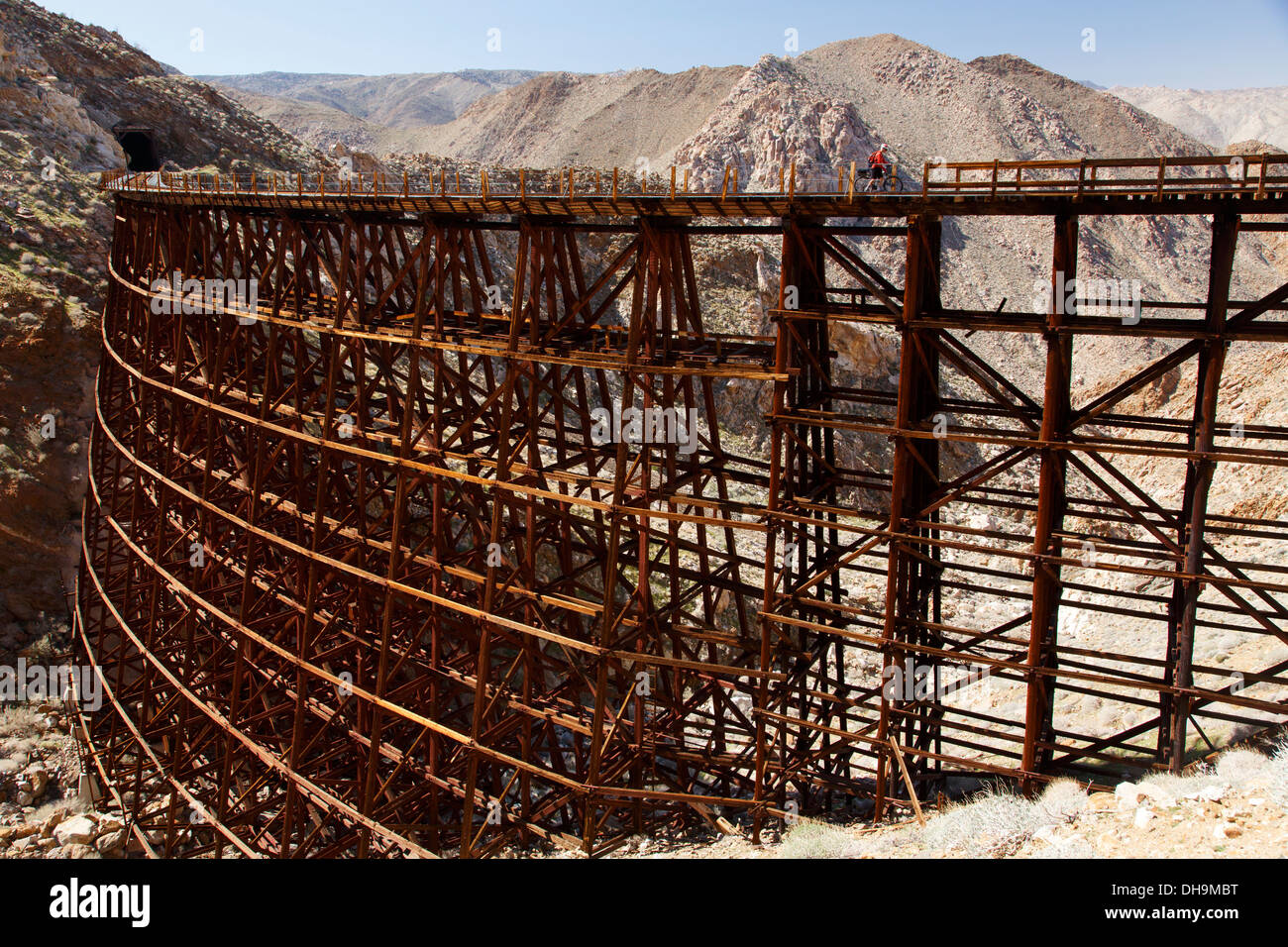 Mountainbike-Touren die Ziege Canyon Trestle, Carrizo Gorge Bahngleis, Anza-Borrego Desert State Park, Kalifornien. Stockfoto