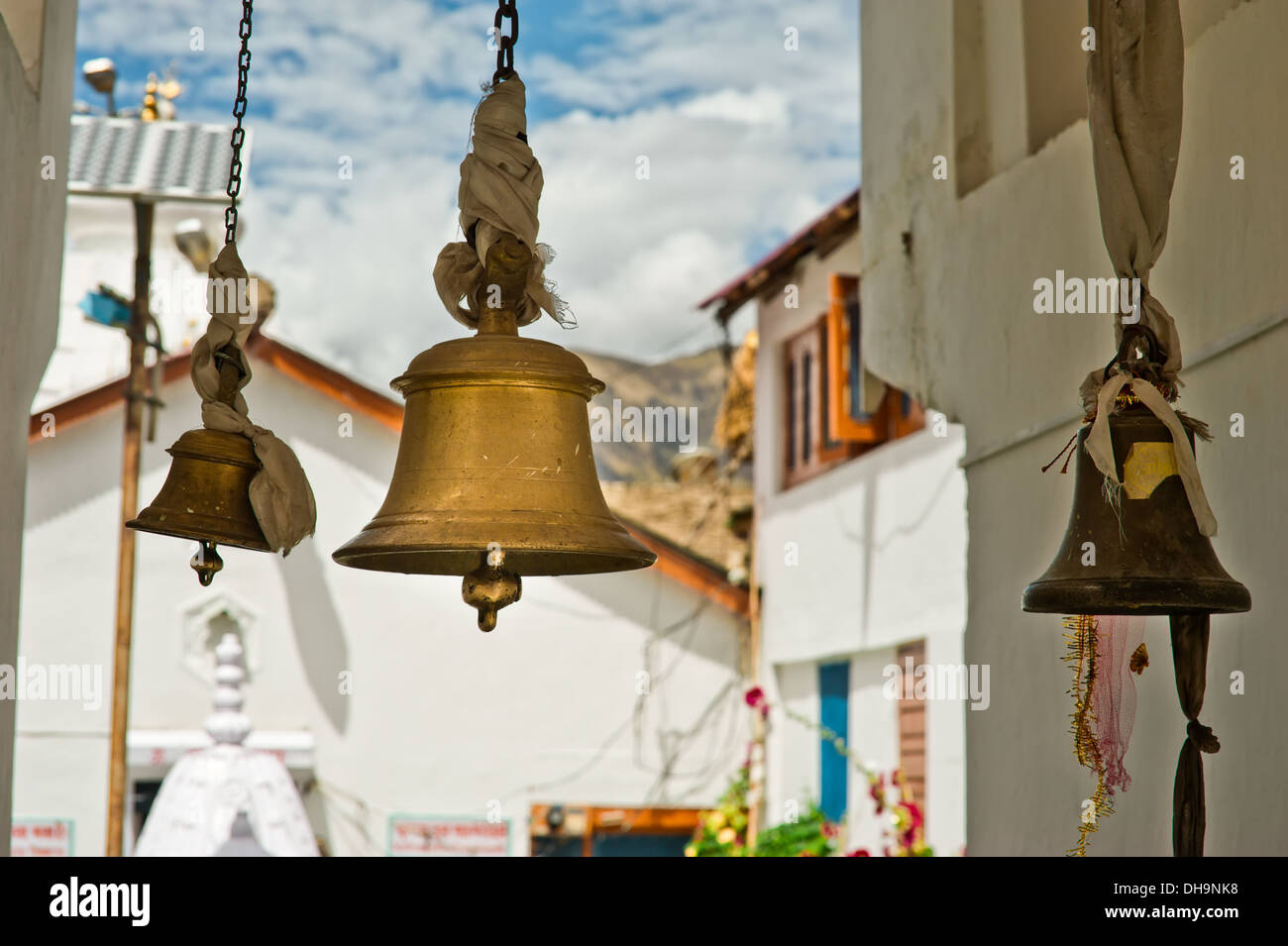 Bronzeglocken vor buddhistischen Tempel. Indien, Himachal Pradesh Stockfoto