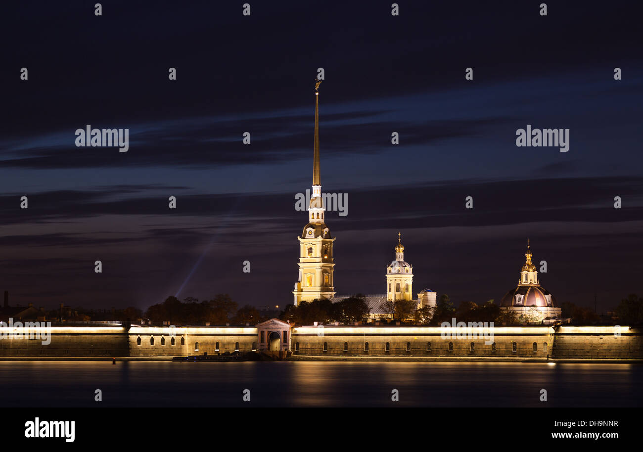 Nachtansicht der Peter- und Paul Fortress in St. Petersburg Stockfoto