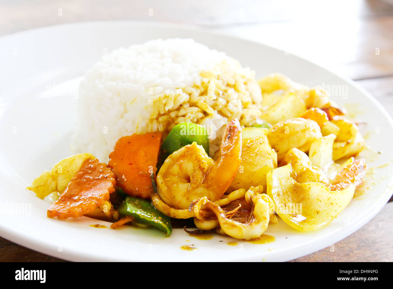 Gebratene Meeresfrüchte mit Curry-Pulver Stockfoto