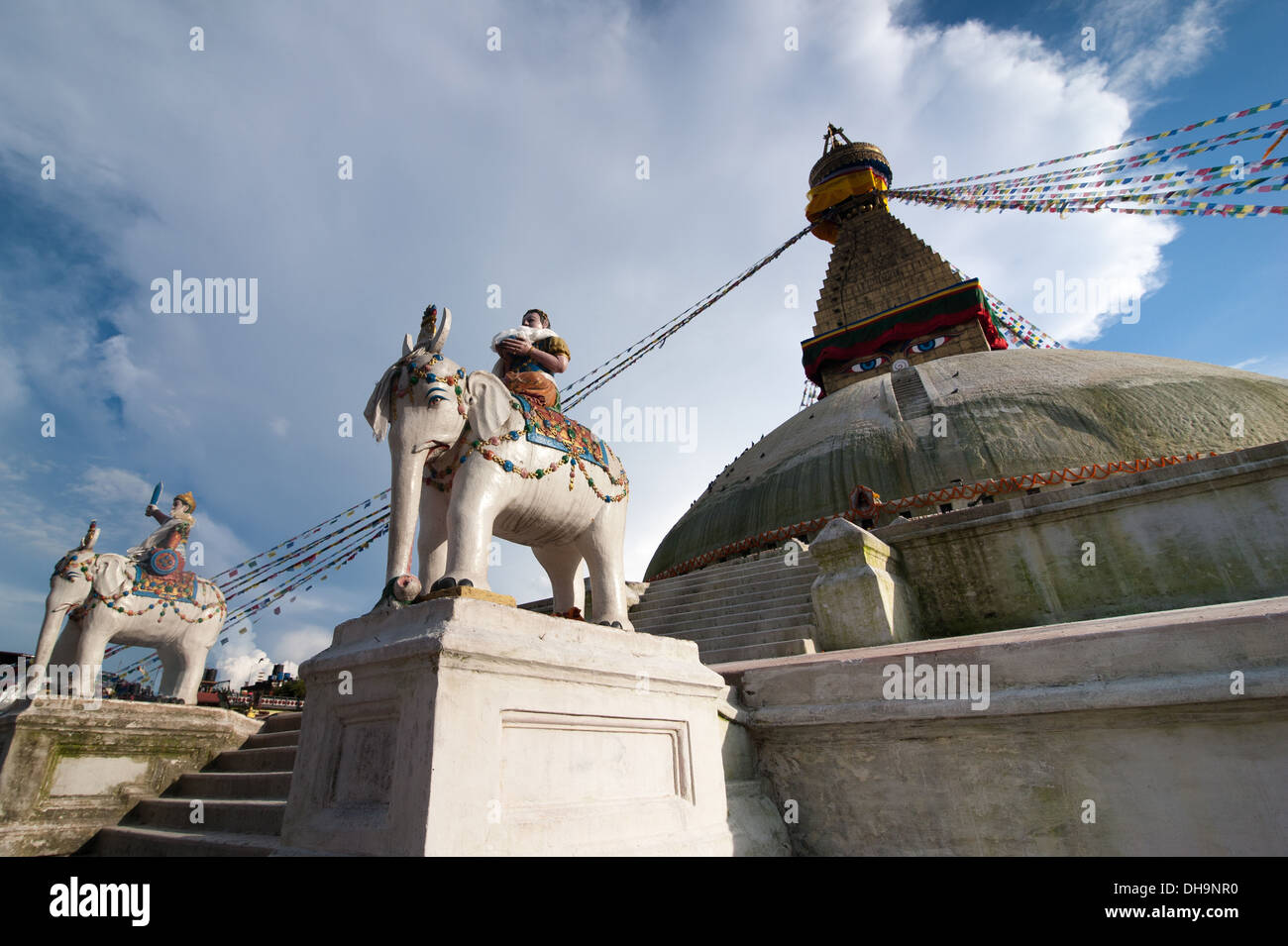 Buddhistischen Schrein Boudhanath Stupa mit beten Fahnen über blauen Himmel. Nepal, Kathmandu Stockfoto