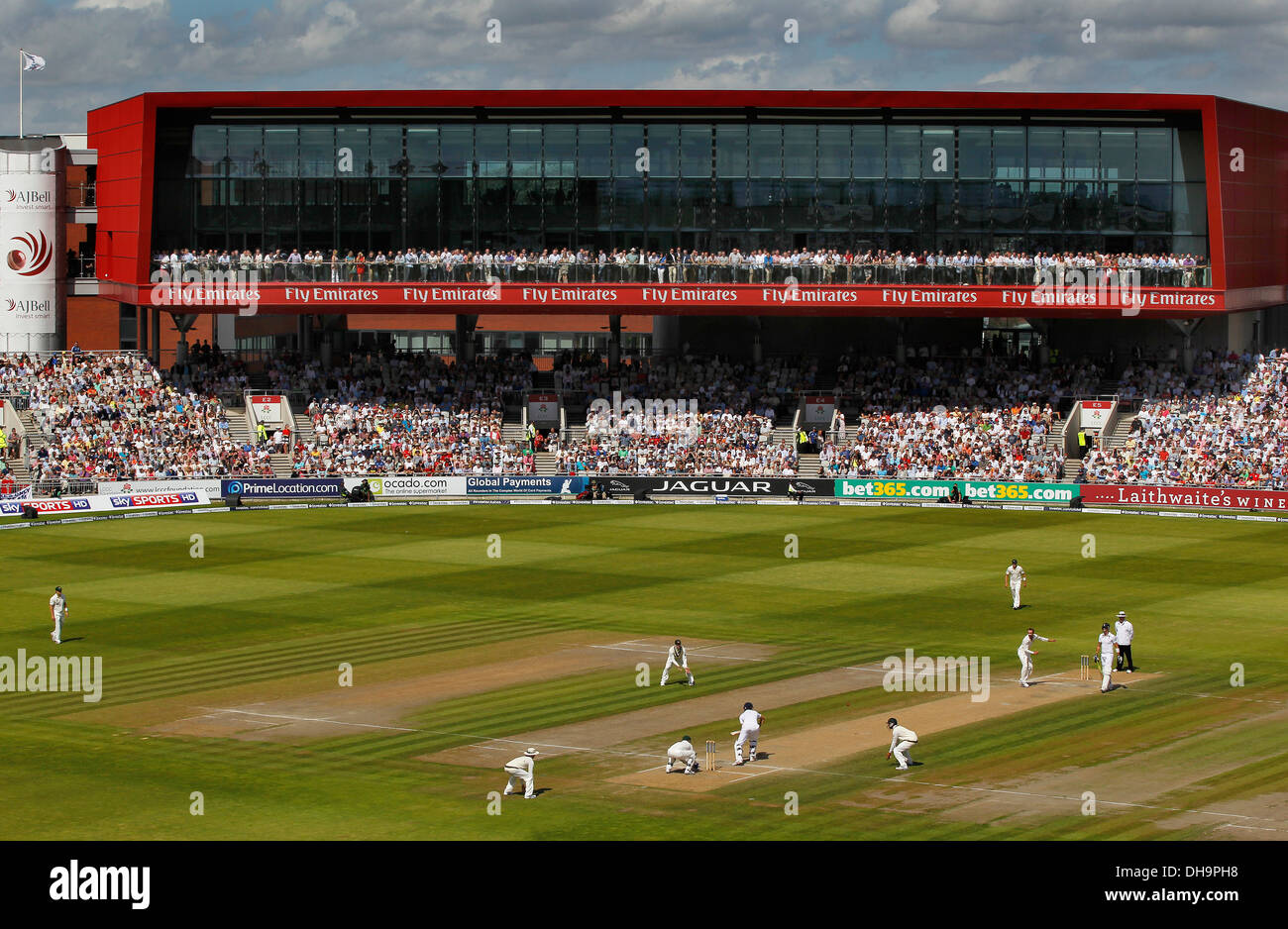 Aktion während der England Vs Australien Asche Test in Old Trafford Cricket Ground mit dem Stand "The Point" im Hintergrund Stockfoto
