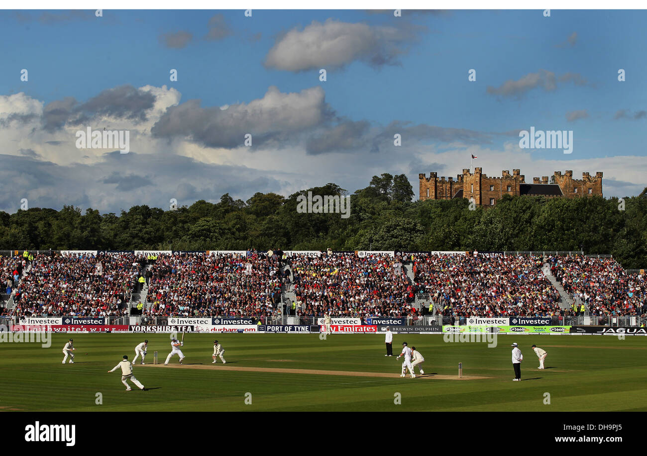 Aktion während der Asche-Test zwischen England und Australien in Durham mit Lumley Castle im Hintergrund an einem sonnigen Tag. Stockfoto
