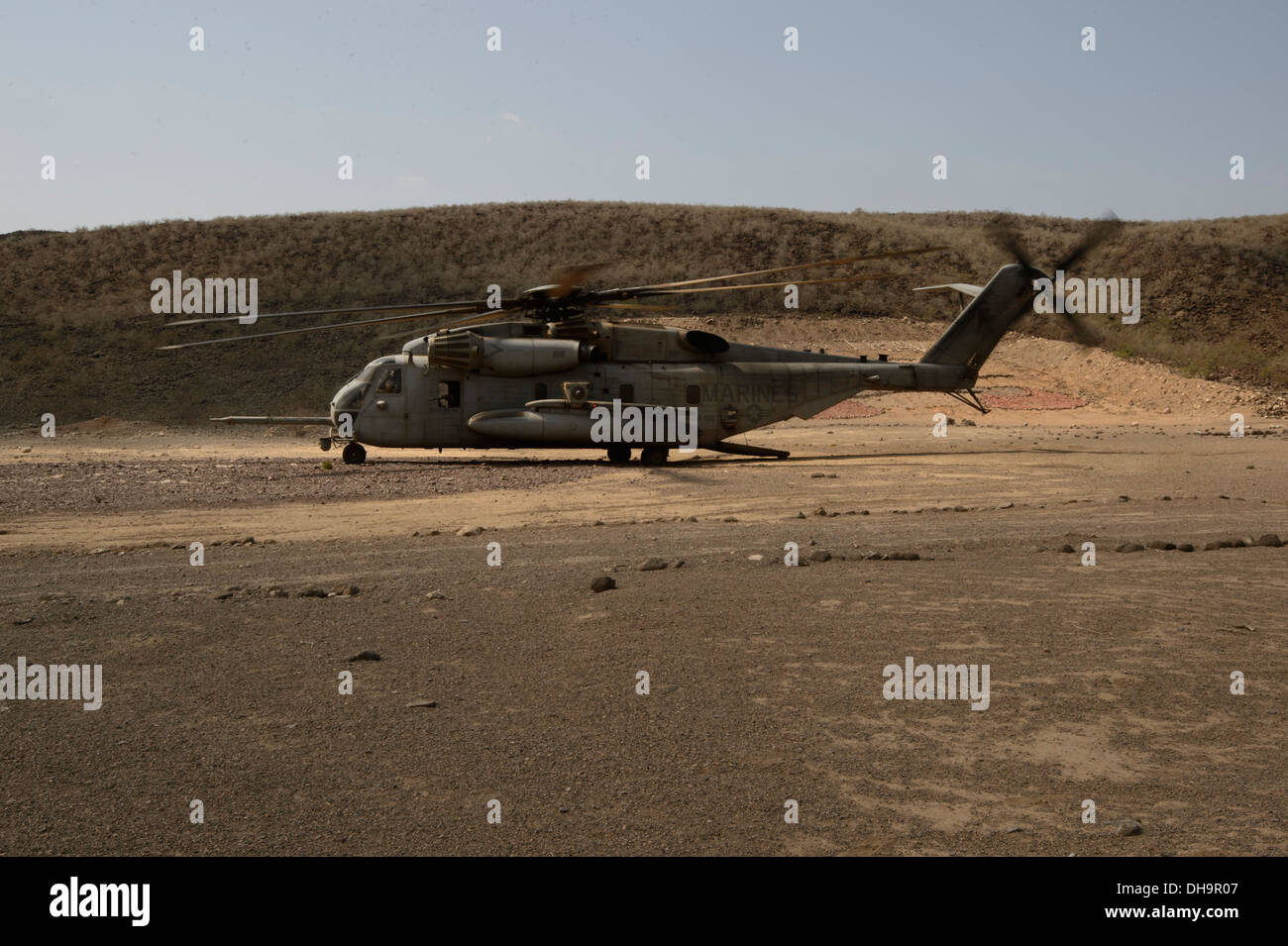 Ein CH-53E Super Stallion mit der Marine Medium Tiltrotor Squadron 166 (Reinforced) wartet darauf, während des Trainings eine medizinische Evakuierung im Rahmen Dschibuti Sustainment Ausbildung bei Arta, 31. Oktober 2013 ausziehen. Das Geschwader ist der 13. Marine Ex beigefügt Stockfoto