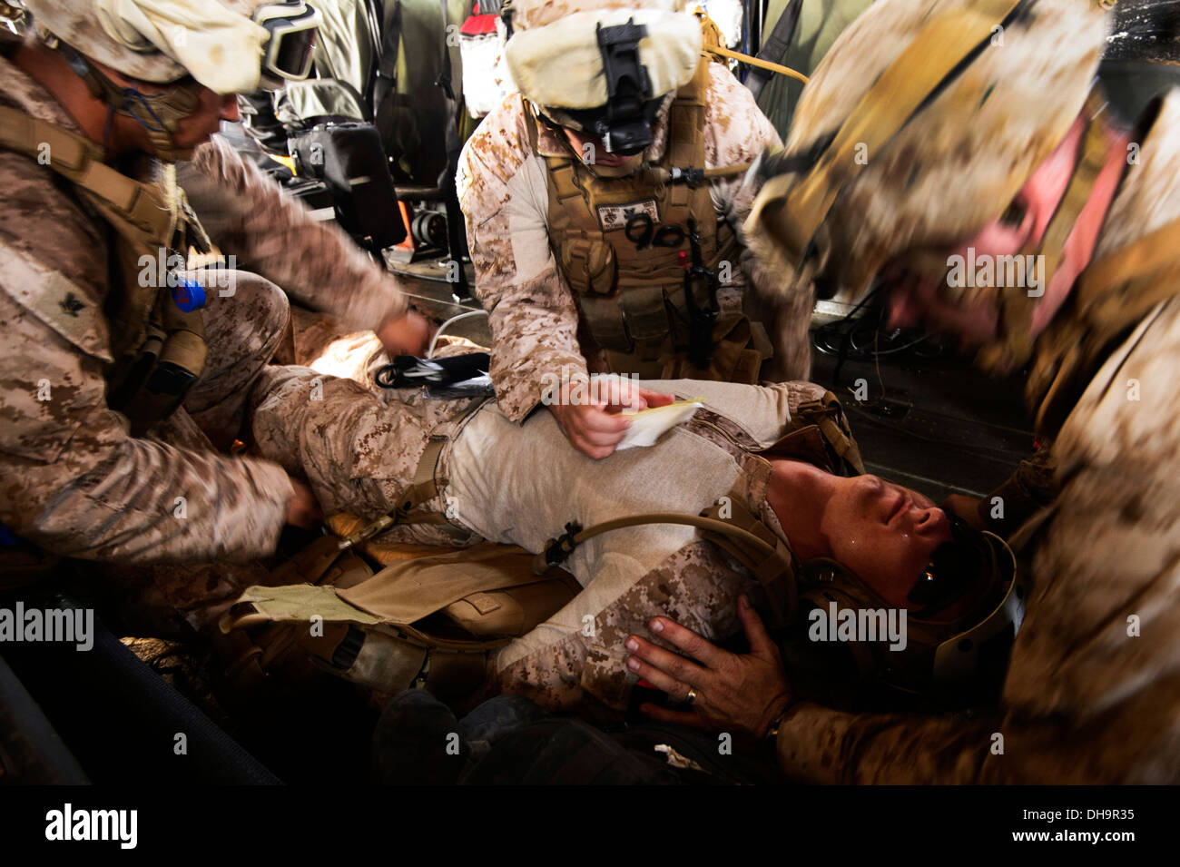 US-Marines mit der 13. Marine Expeditionary Unit (MEU) Medical Emergency Response Team-Ansturm auf sofortigen medizinischen Versorgung für eine simulierte Kausalität an Bord ein CH-53E Super Stallion aus der Marine Medium Tiltrotor Squadron 166 (Stahlbeton) während der Durchführung einer Stockfoto