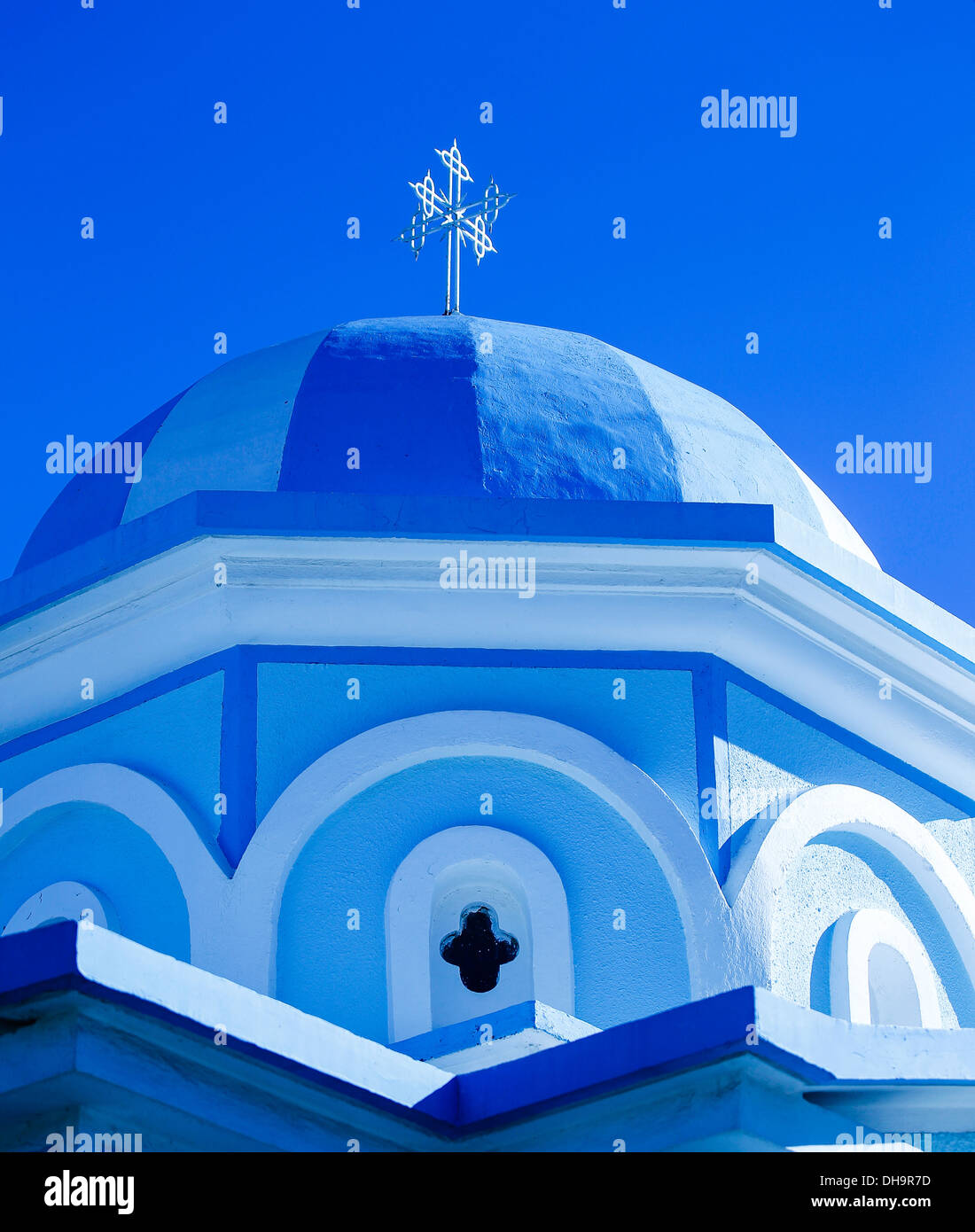 Griechische Kapelle auf Samos isoliert auf blauen Himmel Stockfoto