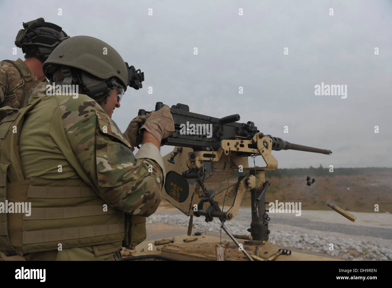 Ein Mitglied der Army Special Forces feuert eine M2 browning 50-Kaliber Maschinengewehr auf eines Trainingsziels auf Eglin Range, Florida, 30. Oktober 2013. Alte Fahrzeuge, Panzer und andere schwere Ausrüstung übersät Bereich körperliches Training Ziele. Stockfoto