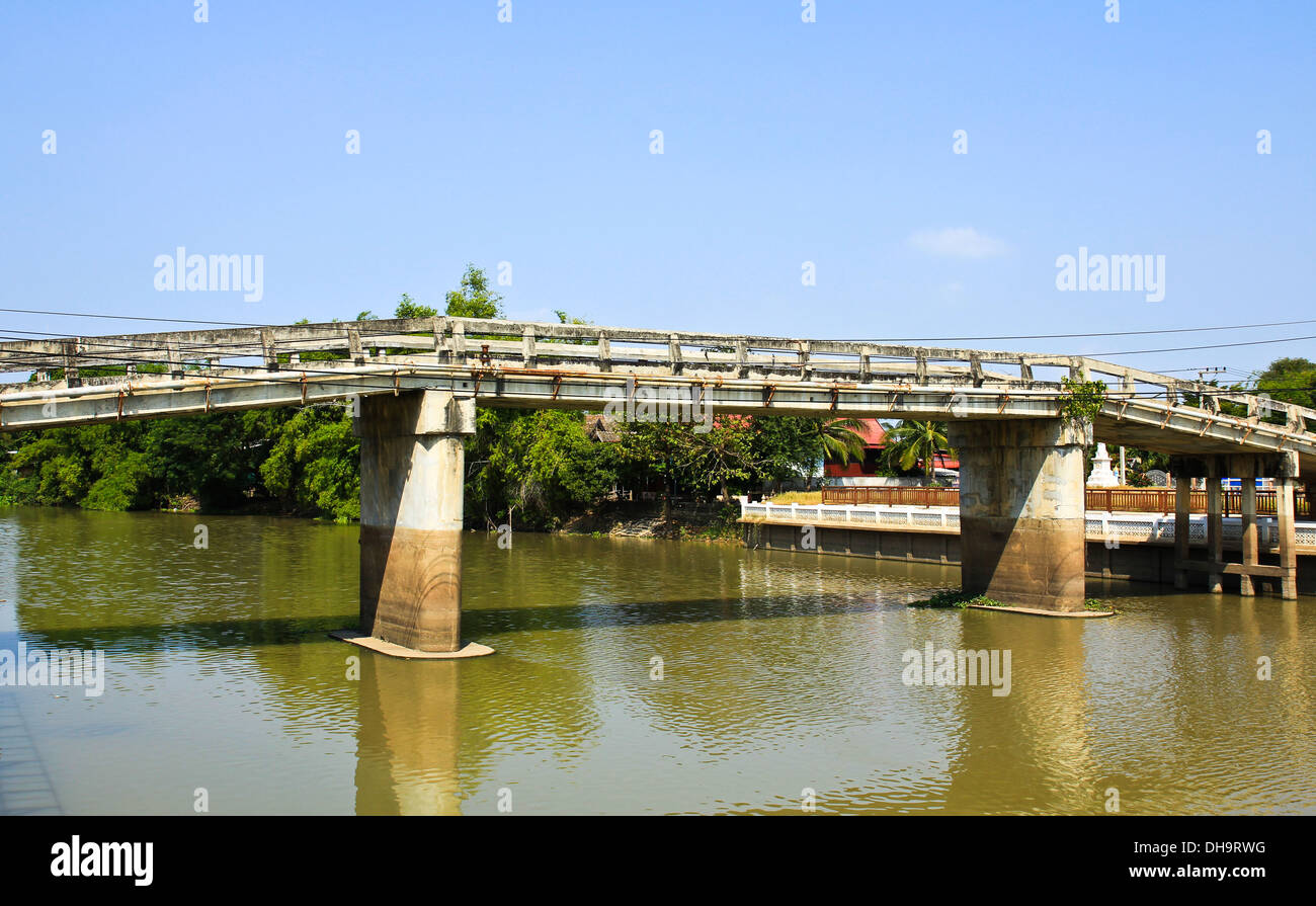 Brücke über einen Fluss in Thailand. Stockfoto