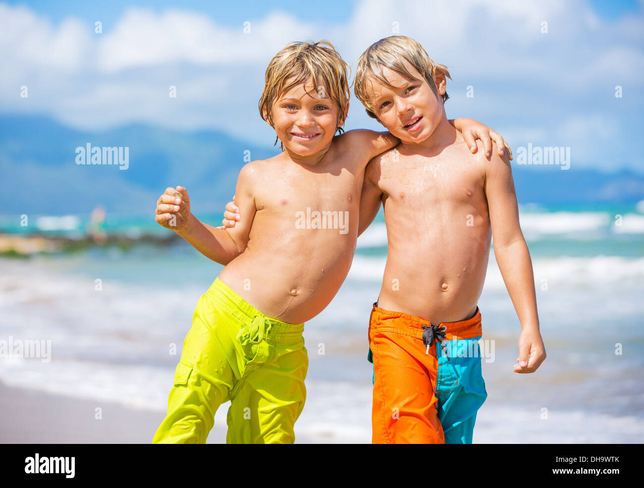Zwei Jungen Die Spaß Am Tropischen Strand Glücklich Beste Freunde Spielen Stockfoto Bild 
