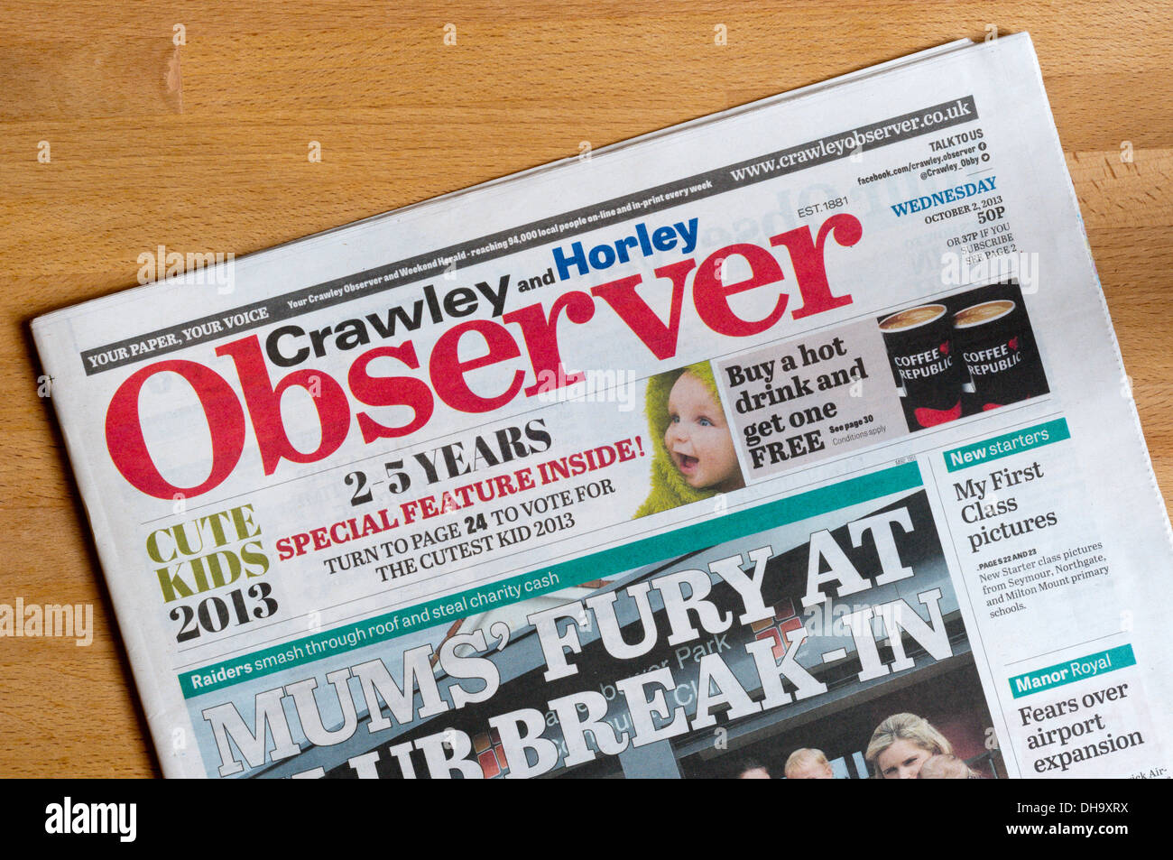 Die Titelseite der Crawley und Horley Beobachter Lokalzeitung. Stockfoto