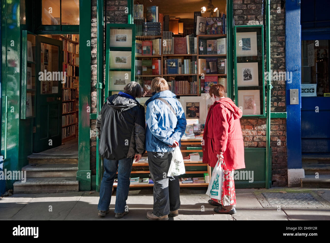 Leute, die im Buchladen Fenster von Antiquariat Independent Antiquariat Buchhandlung Buchhandlung York North Yorkshire England Großbritannien Großbritannien suchen Stockfoto