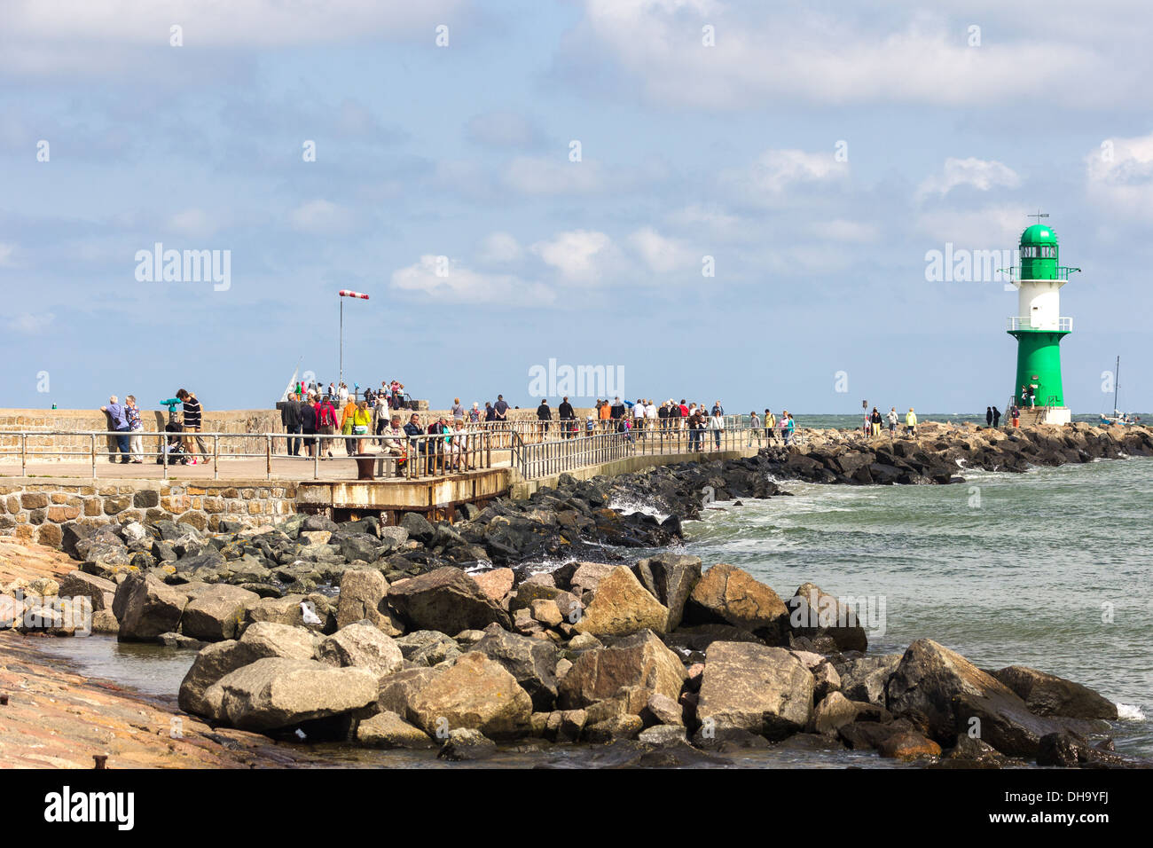 Touristen, die zu Fuß auf der Esplanade in Warnemünde Rostock Hafen Eingang Deutschland Stockfoto