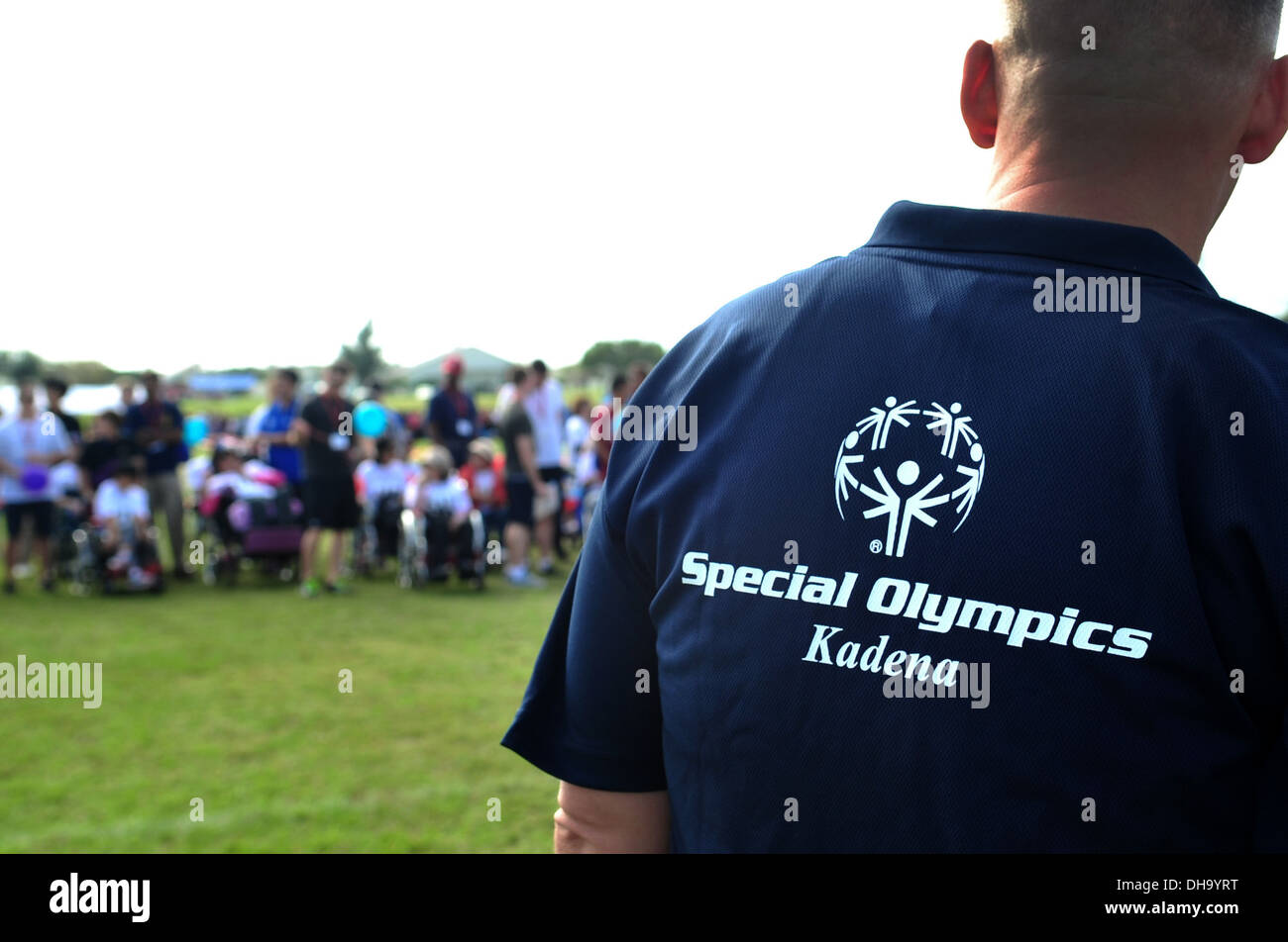 US Air Force Senior Master Sergeant Robert Miller, 909th Aircraft Maintenance Unit Superintendant steht bereit, besonderen Bedürfnissen Athleten während der 14. jährlichen Kadena Special Olympics auf Kadena Air Base, Japan, 2. November 2013 zu unterstützen. Die Veranstaltung ist gesponserten b Stockfoto