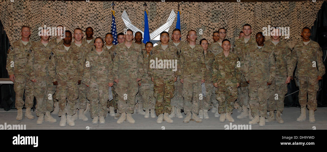 Rezitieren Sie Major General John Dolan, 451st Air Expeditionary Wing Commander (ganz links) und Chief Master Sgt. Terrence Green, 451st AEW Befehl Chef (ganz rechts), die Flieger Glaubensbekenntnis nach 451st AEW Auszeichnungen und Förderung-Zeremonie 30. Oktober 2013, bei Kandahar Air Stockfoto
