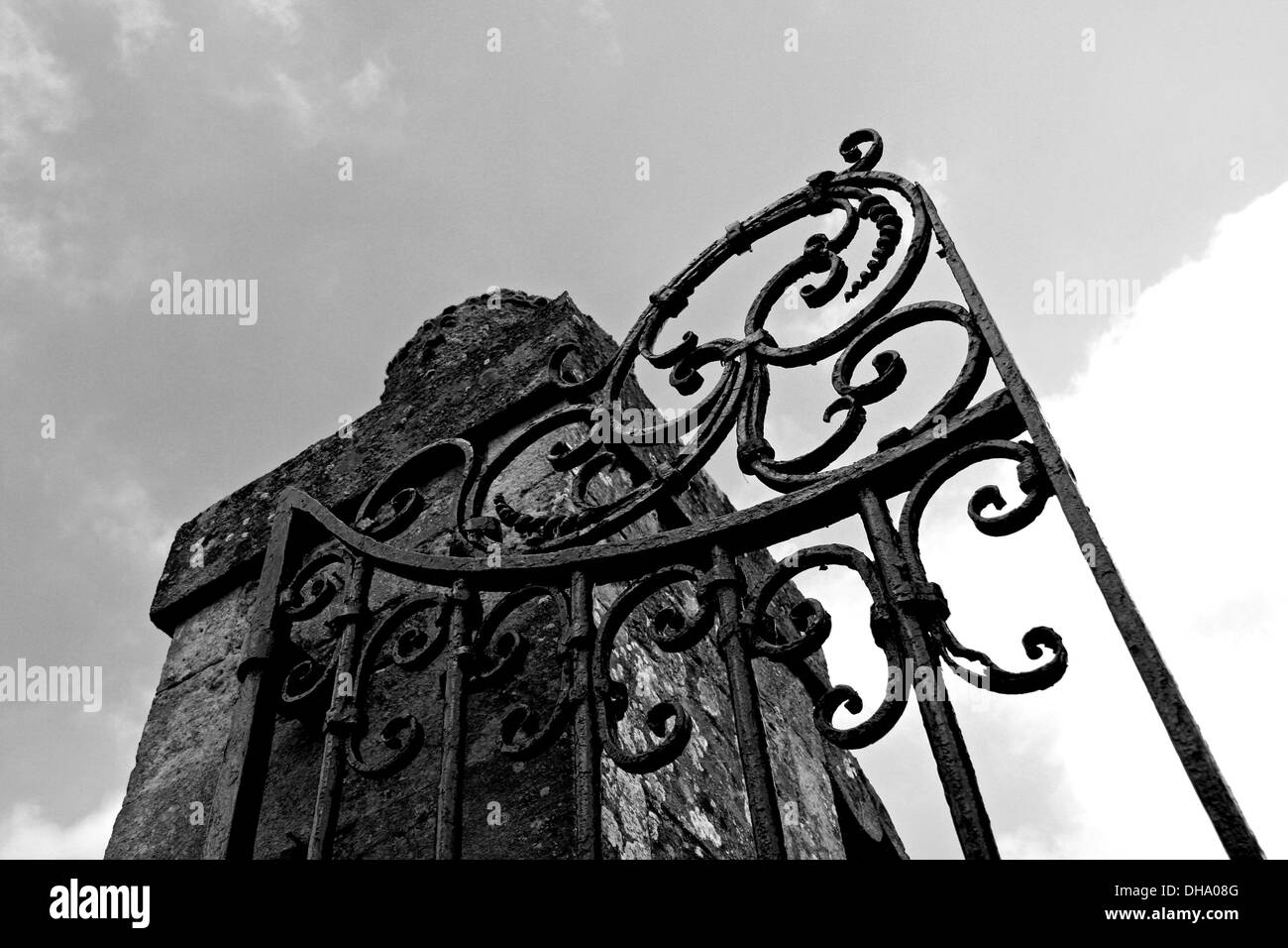 Monochrome Cast Iron Gate Stockfoto